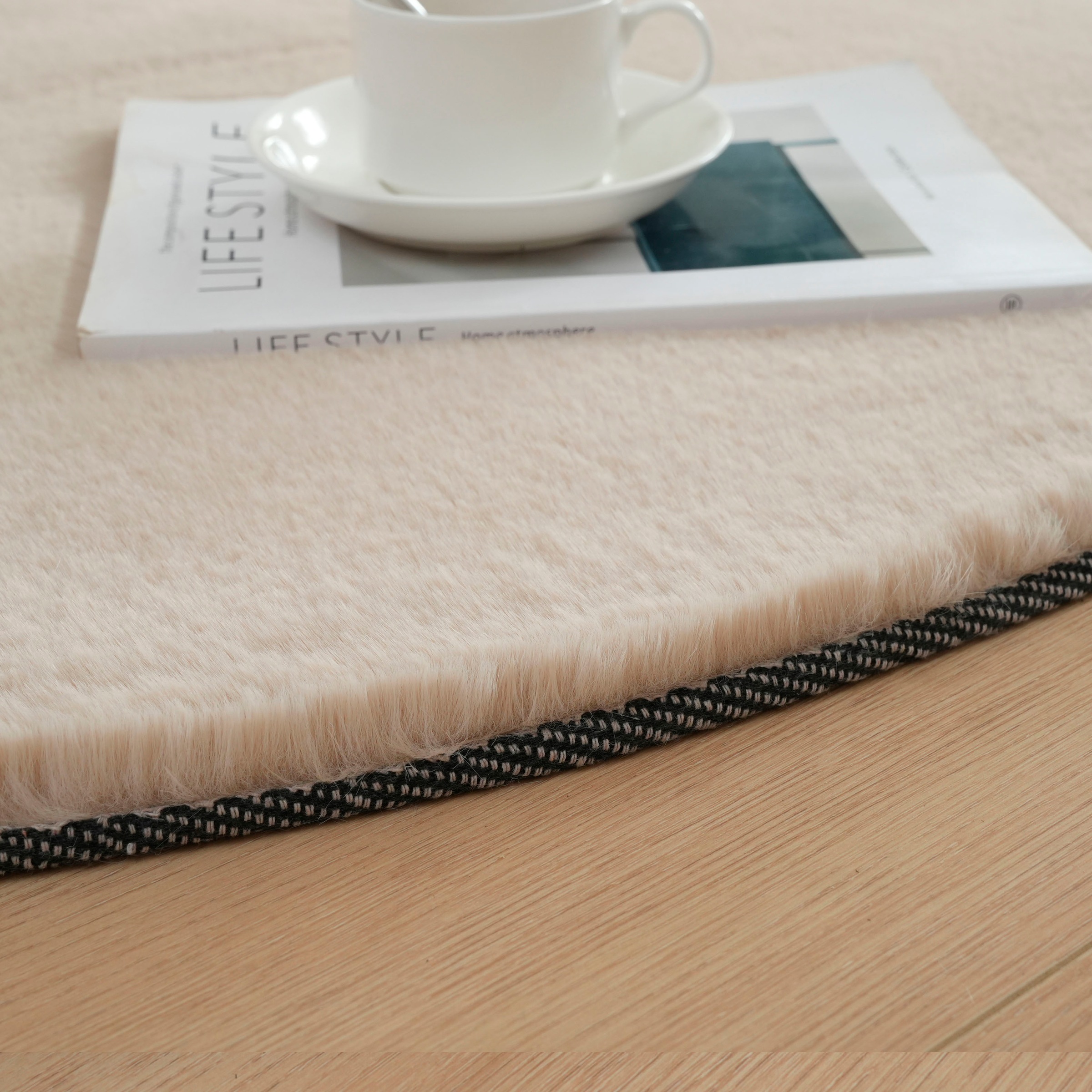Bruno Banani Hochflor-Teppich »Rabbit 2 Bean, Kunstfell Teppich, Modern, besondere Form«, U-förmig, 25 mm Höhe, Kaninchenfell-Haptik, Microfaser, Wohnzimmer, Schlafzimmer, Esszimmer