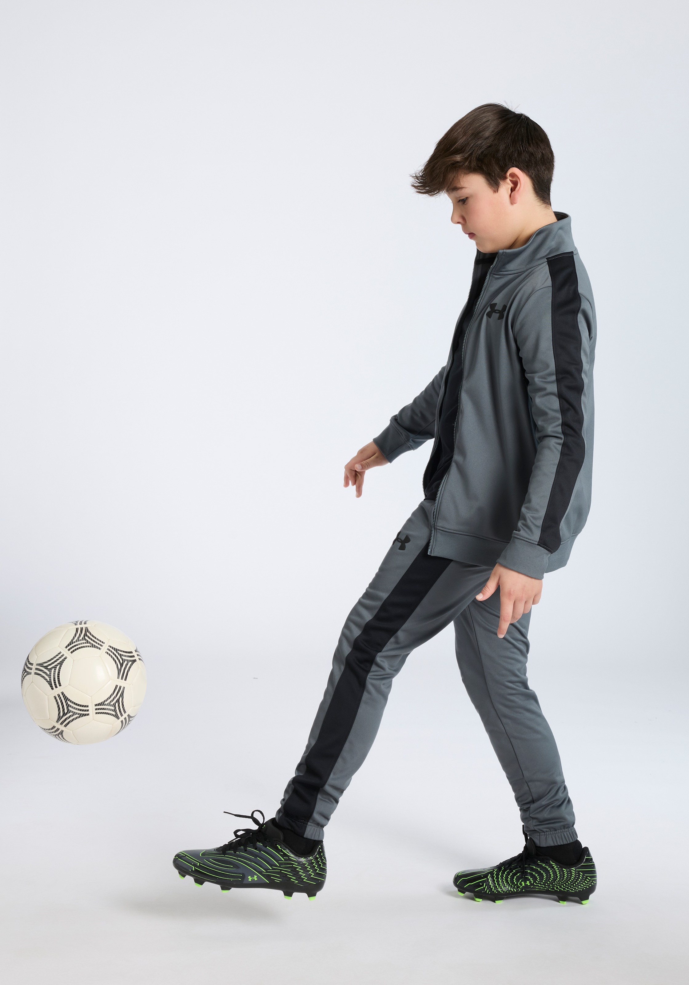 Under Armour® Trainingsshirt »UA B CHALLENGER TRAIN SS« sportliche Passform, mit Mesh-Einsätzen, atmungsaktiv