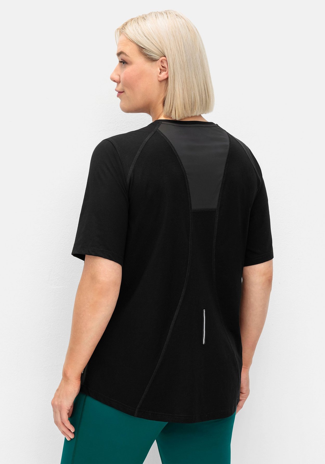 Sheego Funktionsshirt »Sportshirt atmungsaktiv, mit Mesh-Einsatz im Rücken«