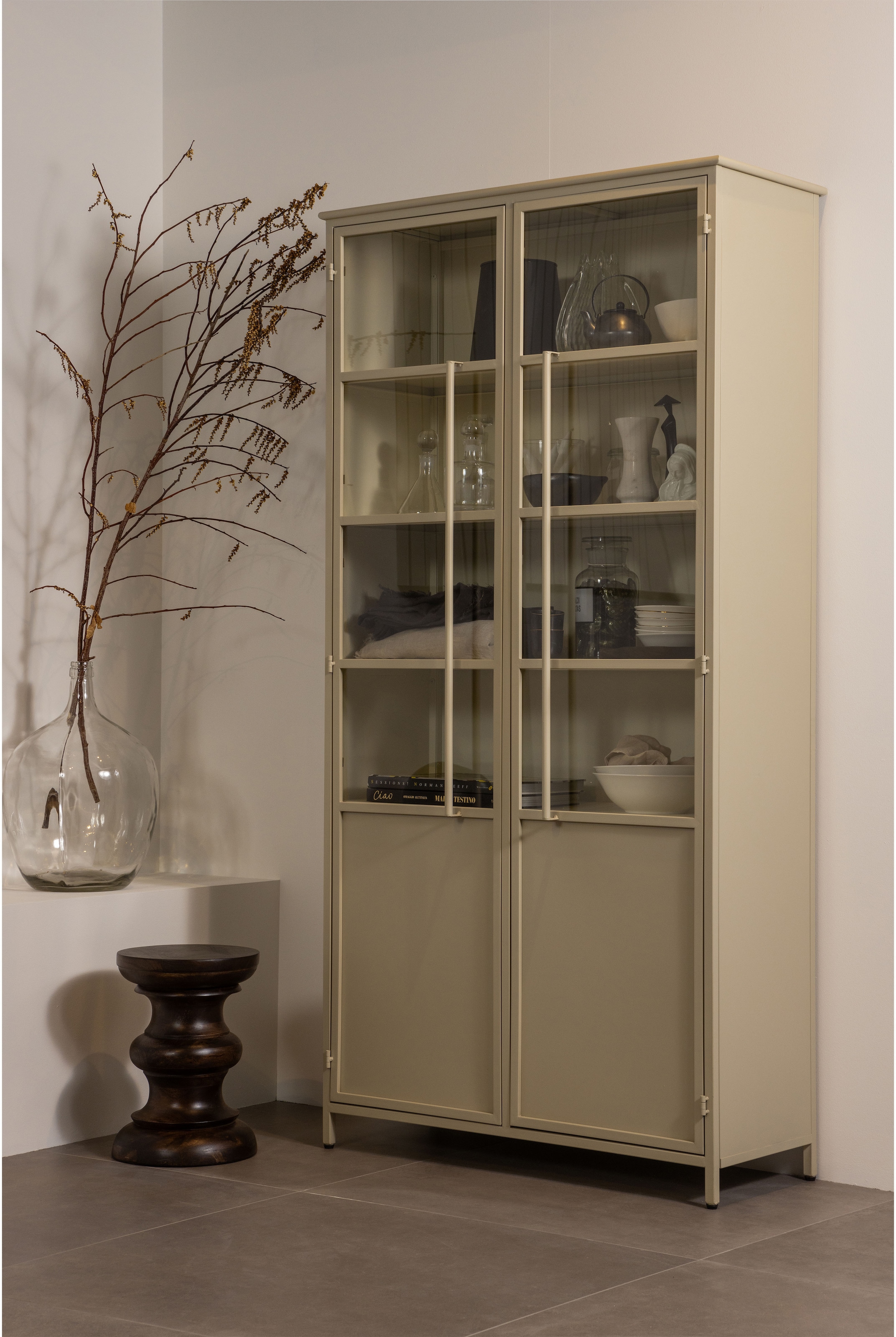 WOOOD Vitrine »WOOOD EXHIBIT XL 2-TÜRIG VITRINE SCHRANK METALL« Die Vitrine Exhibit aus mattem Metall bietet 5 robuste Einlegeböden.