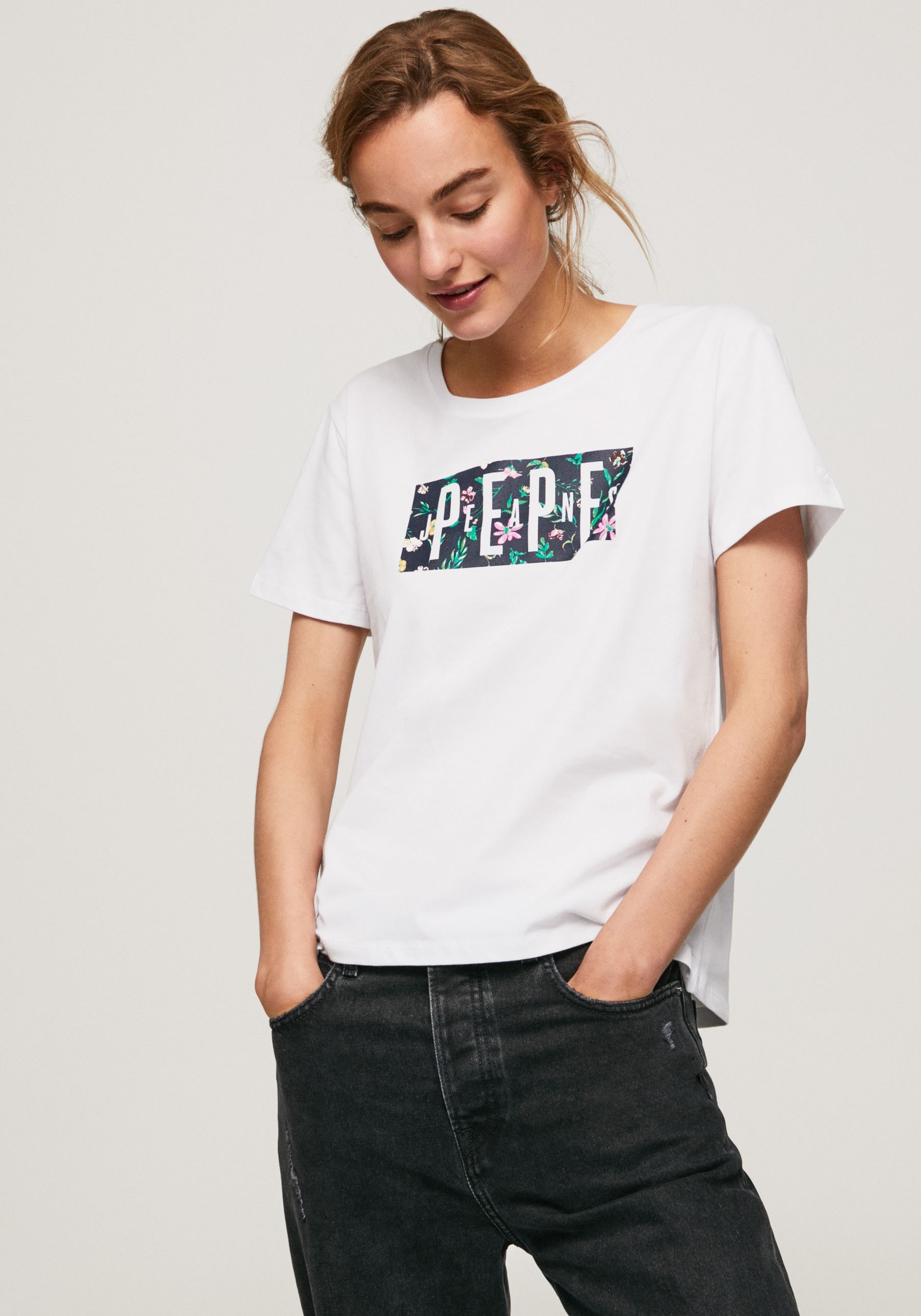 T-Shirt bei Passform figurbetonter ♕ markentypischem Jeans mit Frontprint tollem »PATSY«, in und Pepe