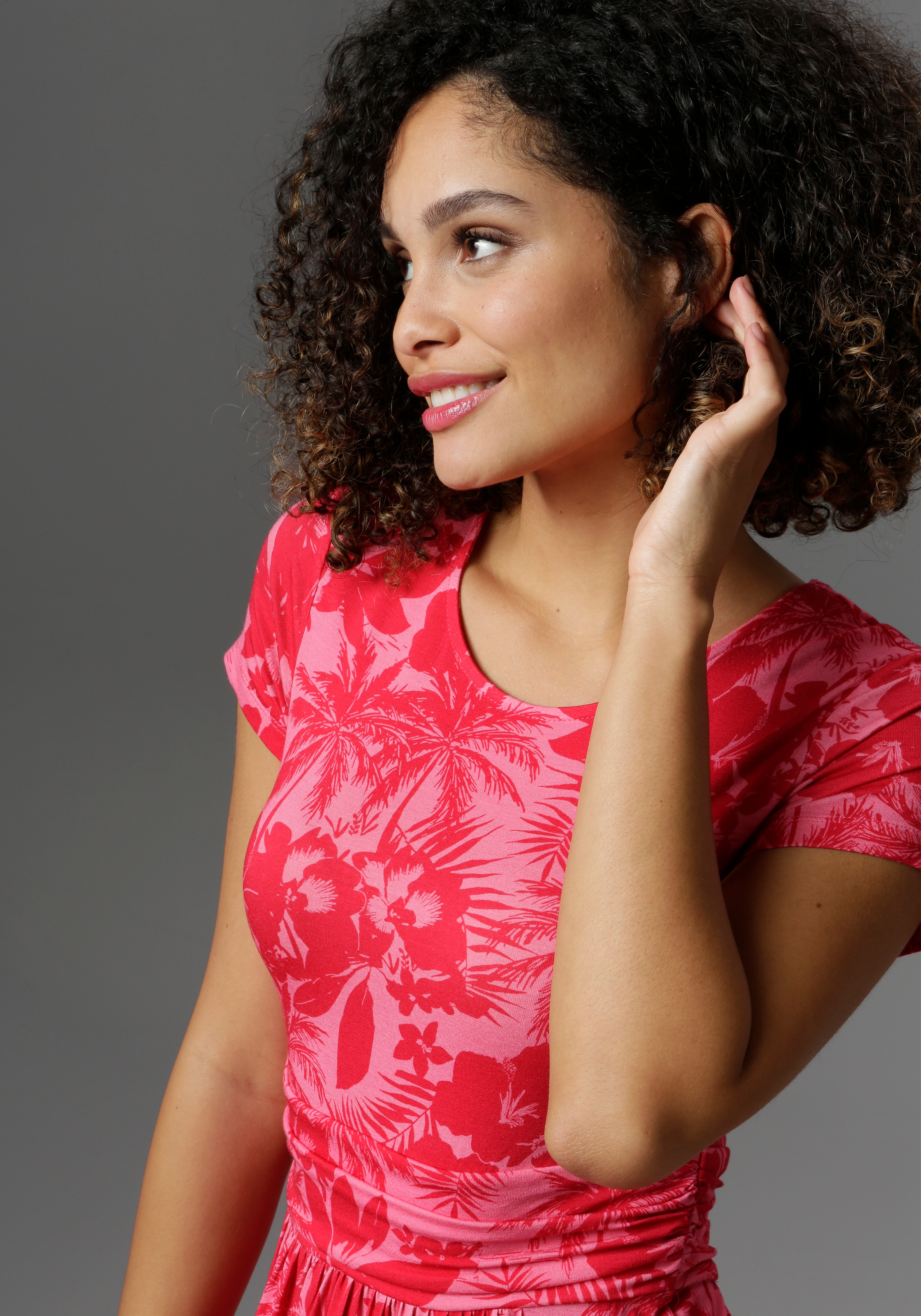 Aniston SELECTED Sommerkleid, mit Palmen und Blüten in Knallfarbe