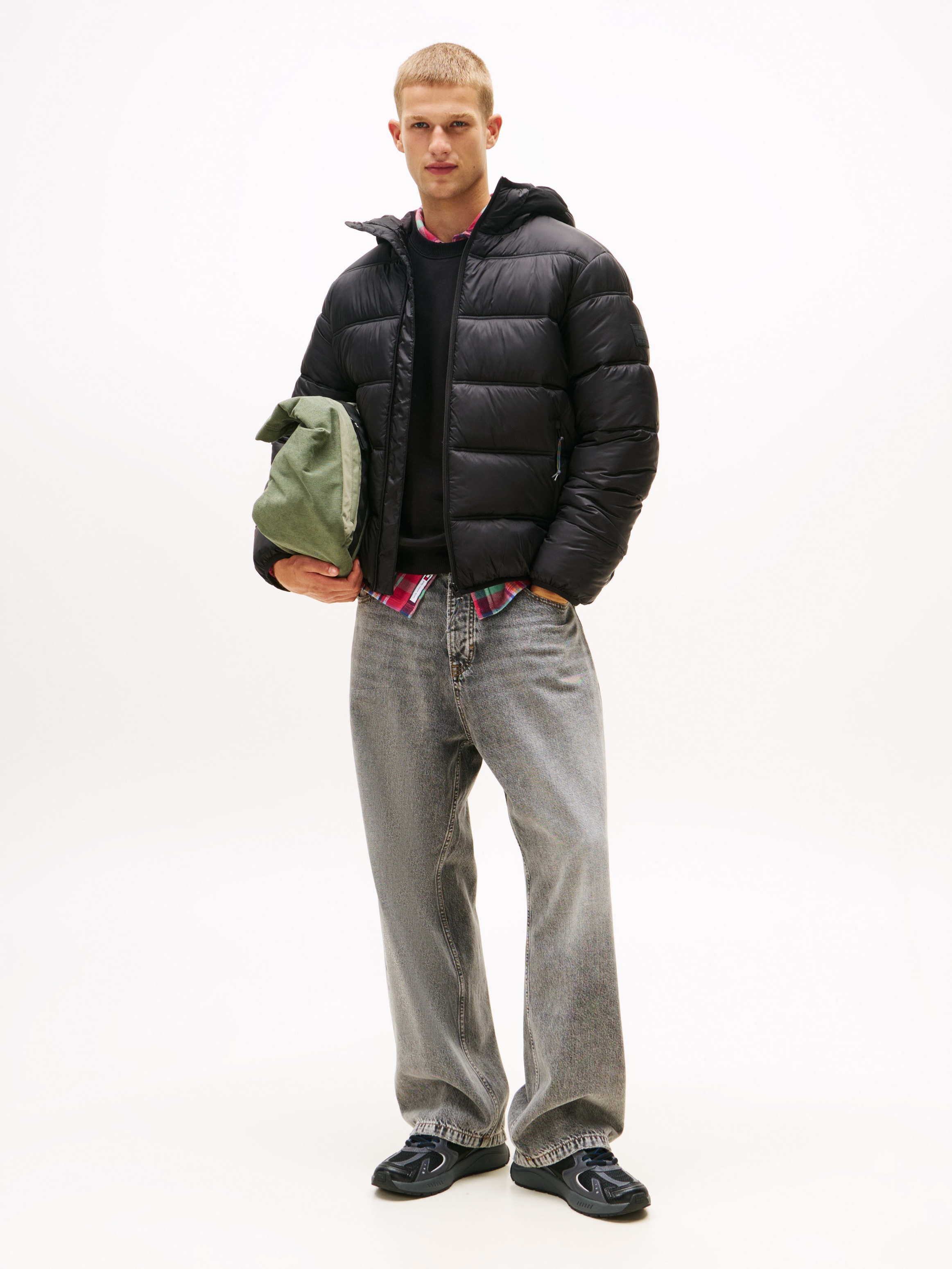 Tommy Jeans Steppjacke »HOODED LOGO PUFFER«, mit Kapuze, Übergangsjacke Regular fit mit Rundhalsausschnitt