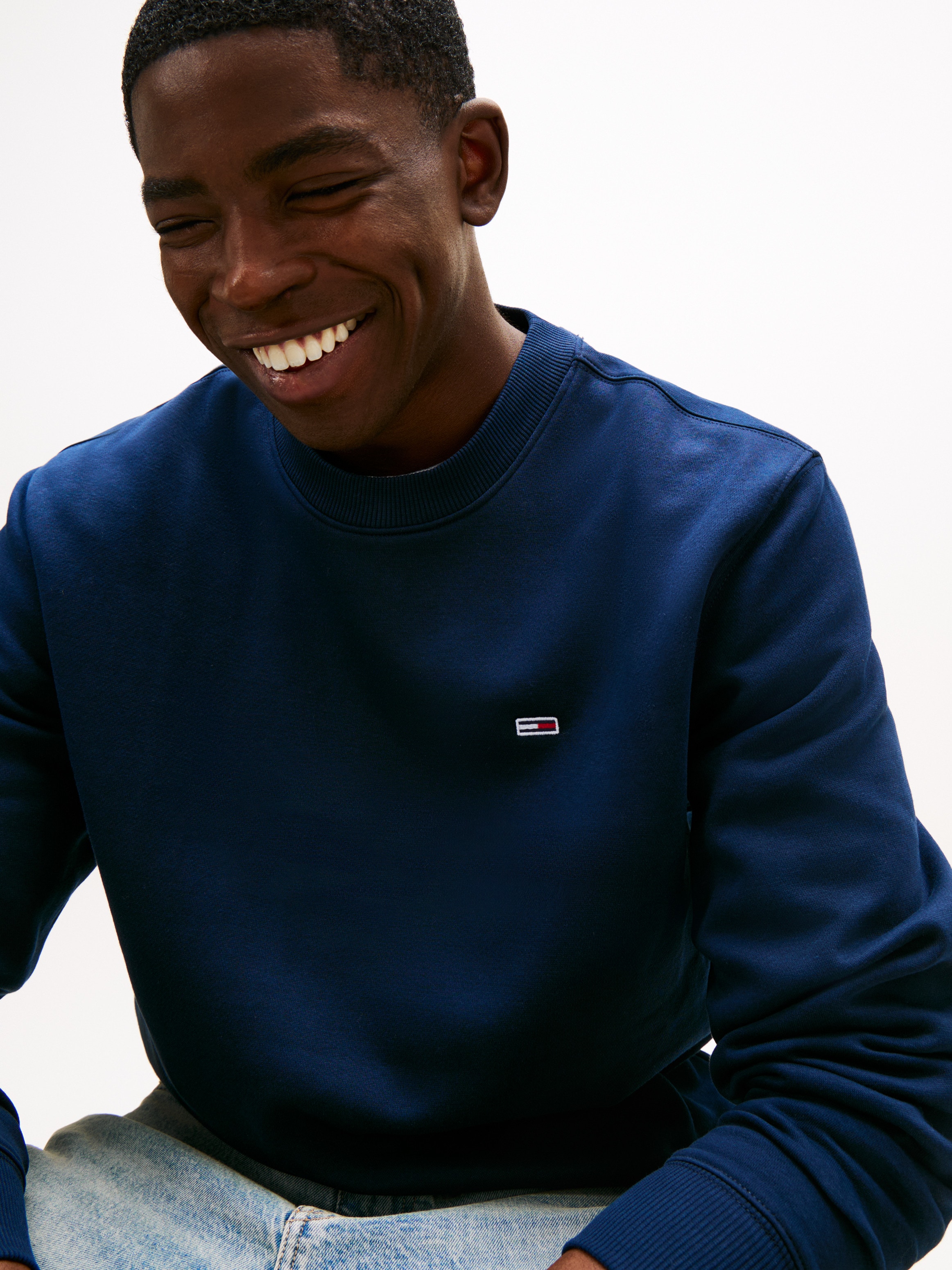 Tommy Jeans Sweatshirt »TJM REG S FLAG CREW«, Mit besticktem Markenlogo auf Brusthöhe