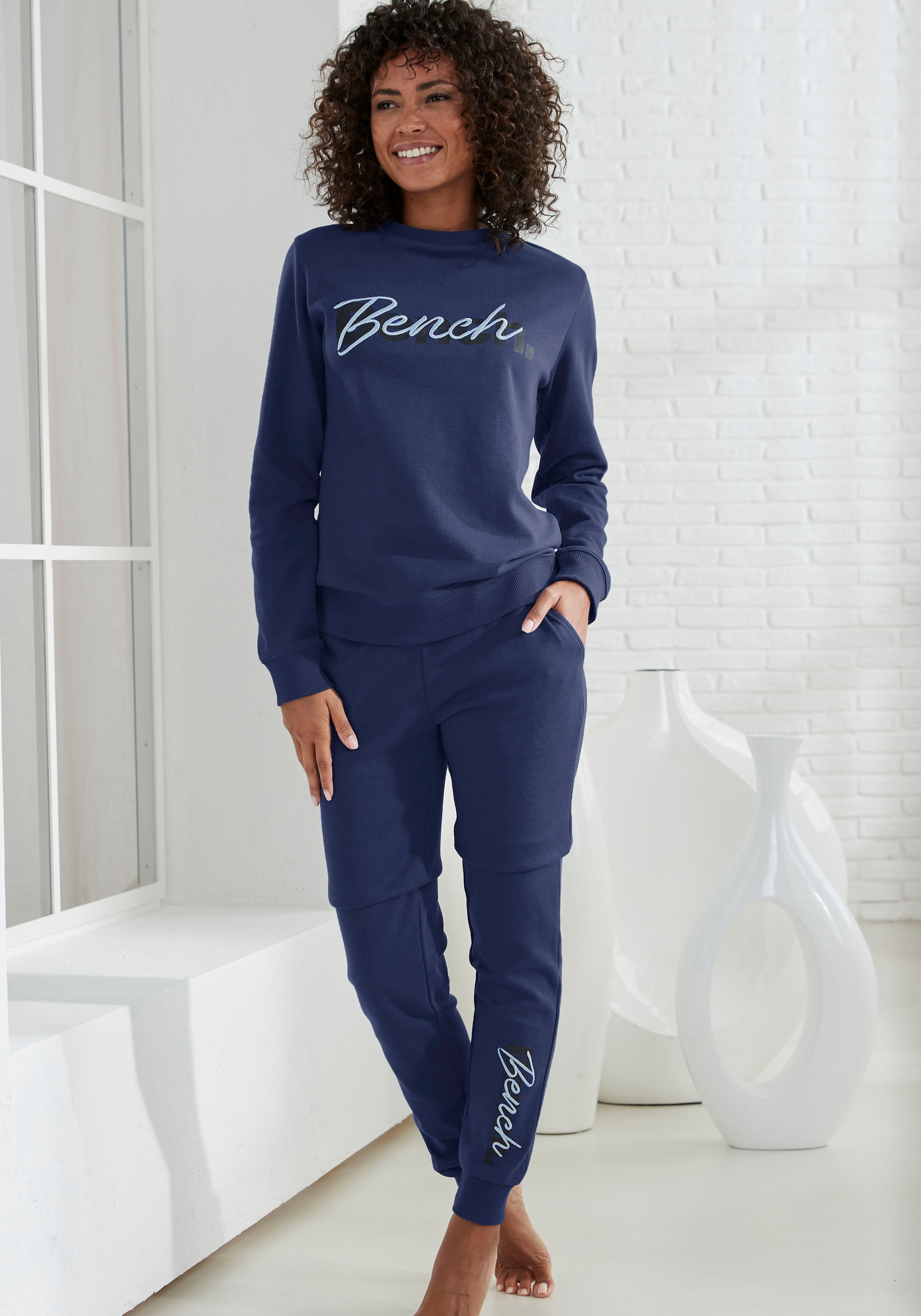 Bench. Loungewear Sweatshirt mit Logodruck und Stickerei, Loungeanzug
