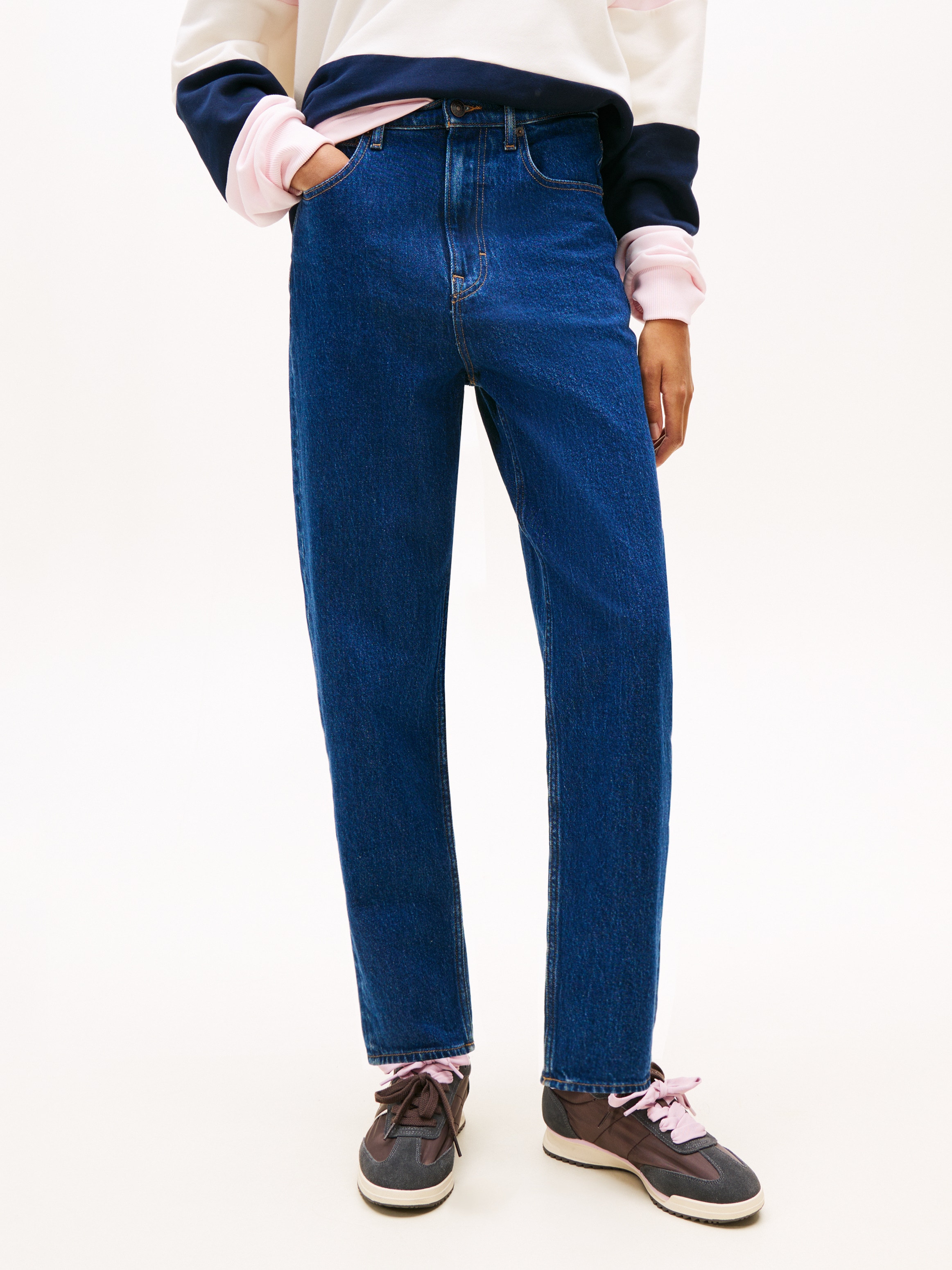 Tommy Jeans Mom-Jeans »MOM JEAN UH TPR« mit Logo-Stickereien, in knöchelfreier Länge