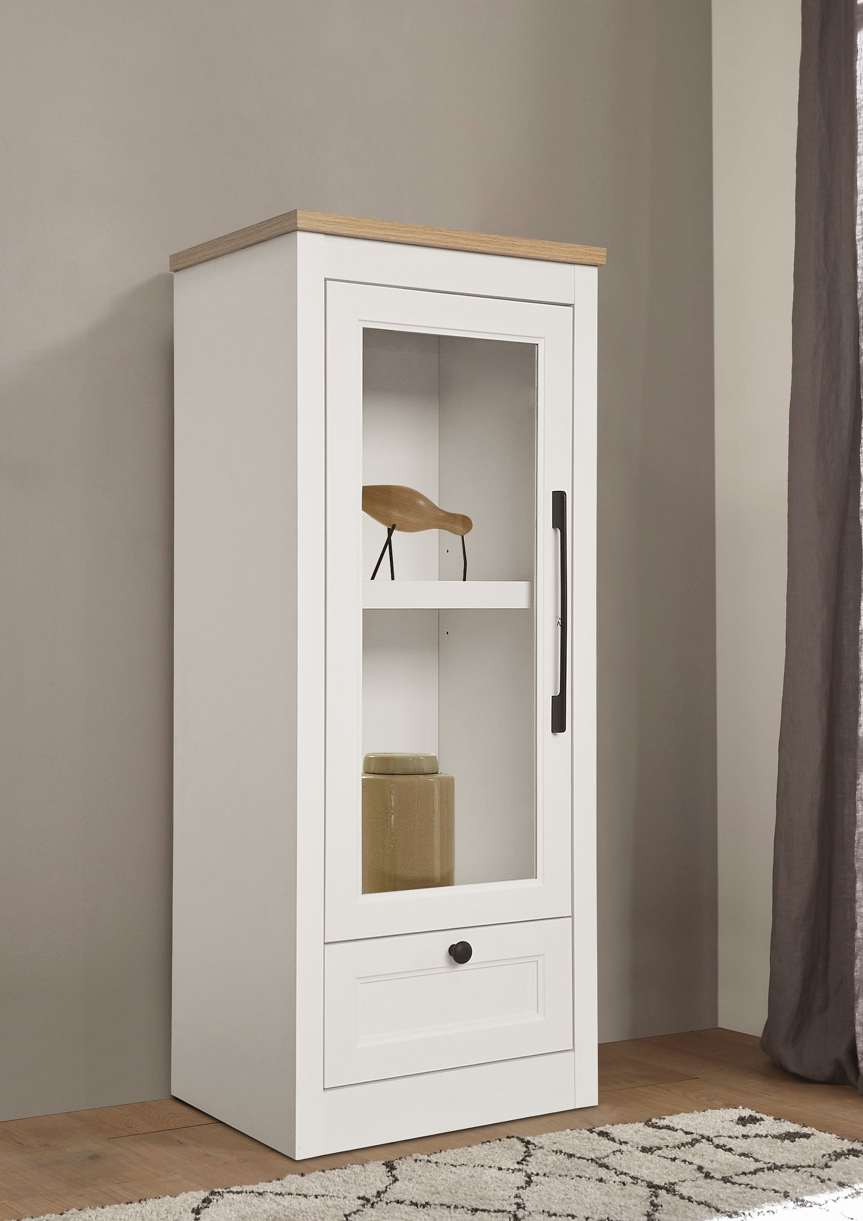 OTTO home, Vitrine »Ismund« aus MDF, mit Holz-Zierleiste, schwarzem Metallgriff, Höhe 121 cm, weiß/naturfarben, Holzwerkstoff, weiß - B/H/T: 49 cm x 