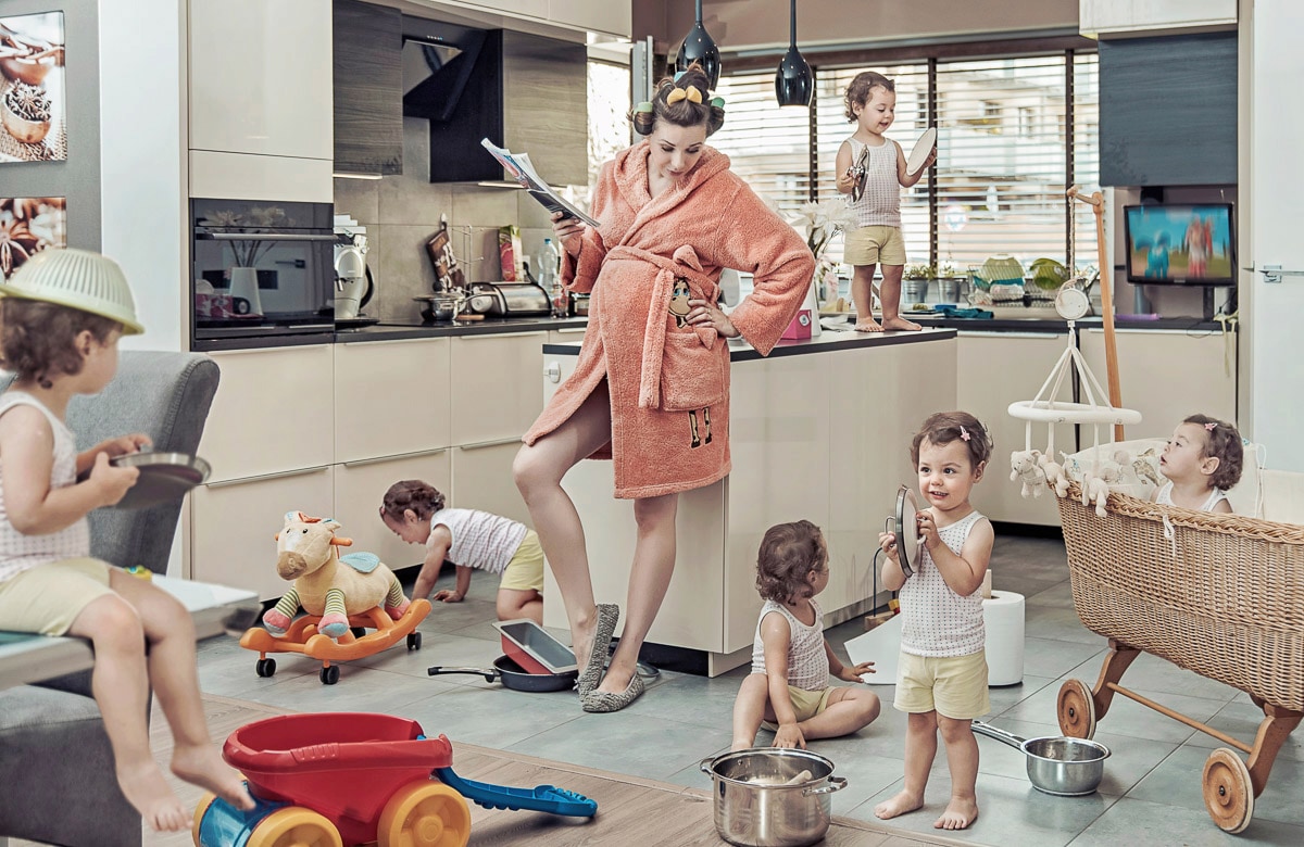 Fototapete »NOSTALGIE-BEGRIFFSBILD MUTTER SPIELENDE KINDER KÜCHE«