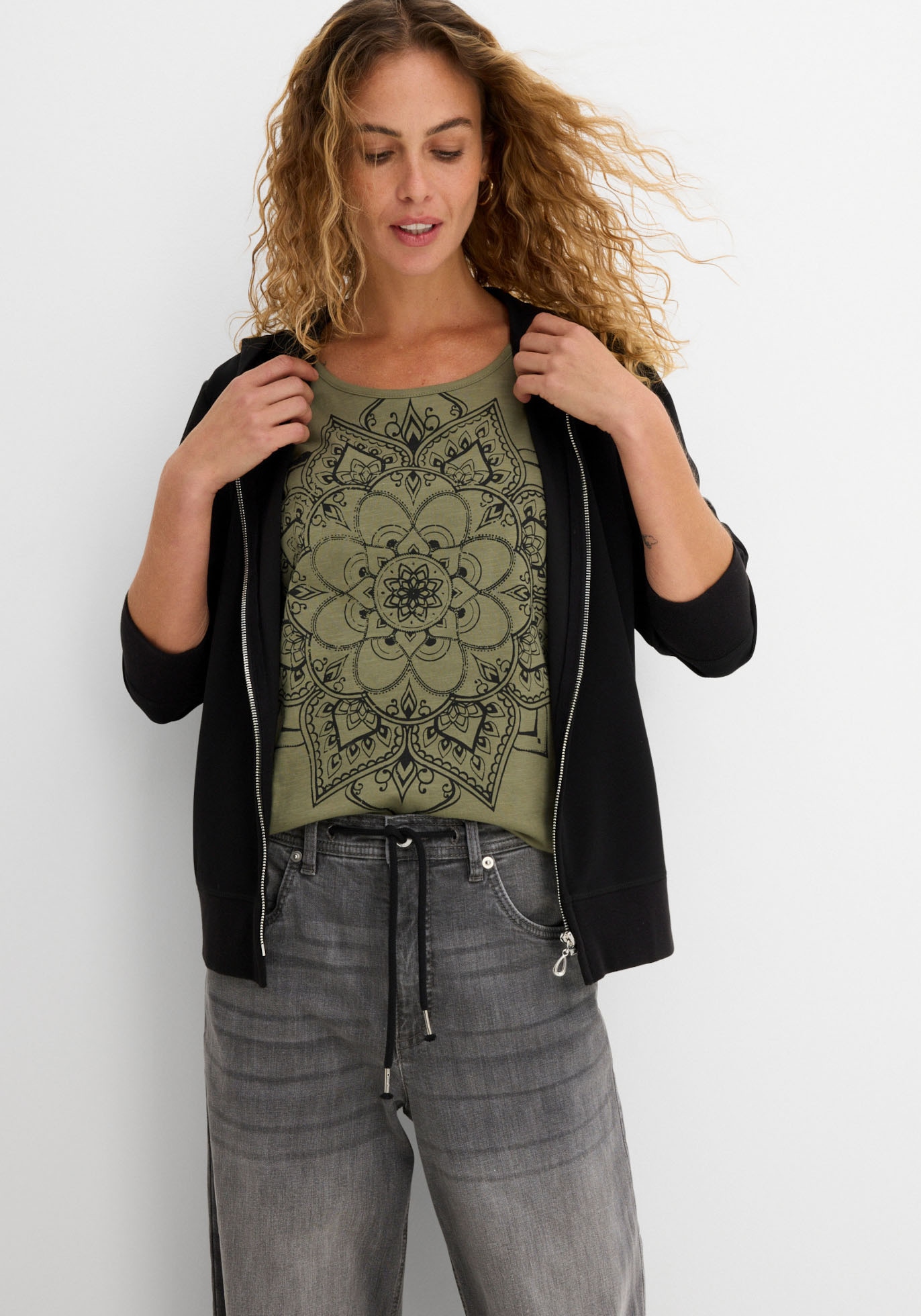 bonprix T-Shirt gerade Passform, Kurzarm, mit dekorativem Druck, aus Baumwolle