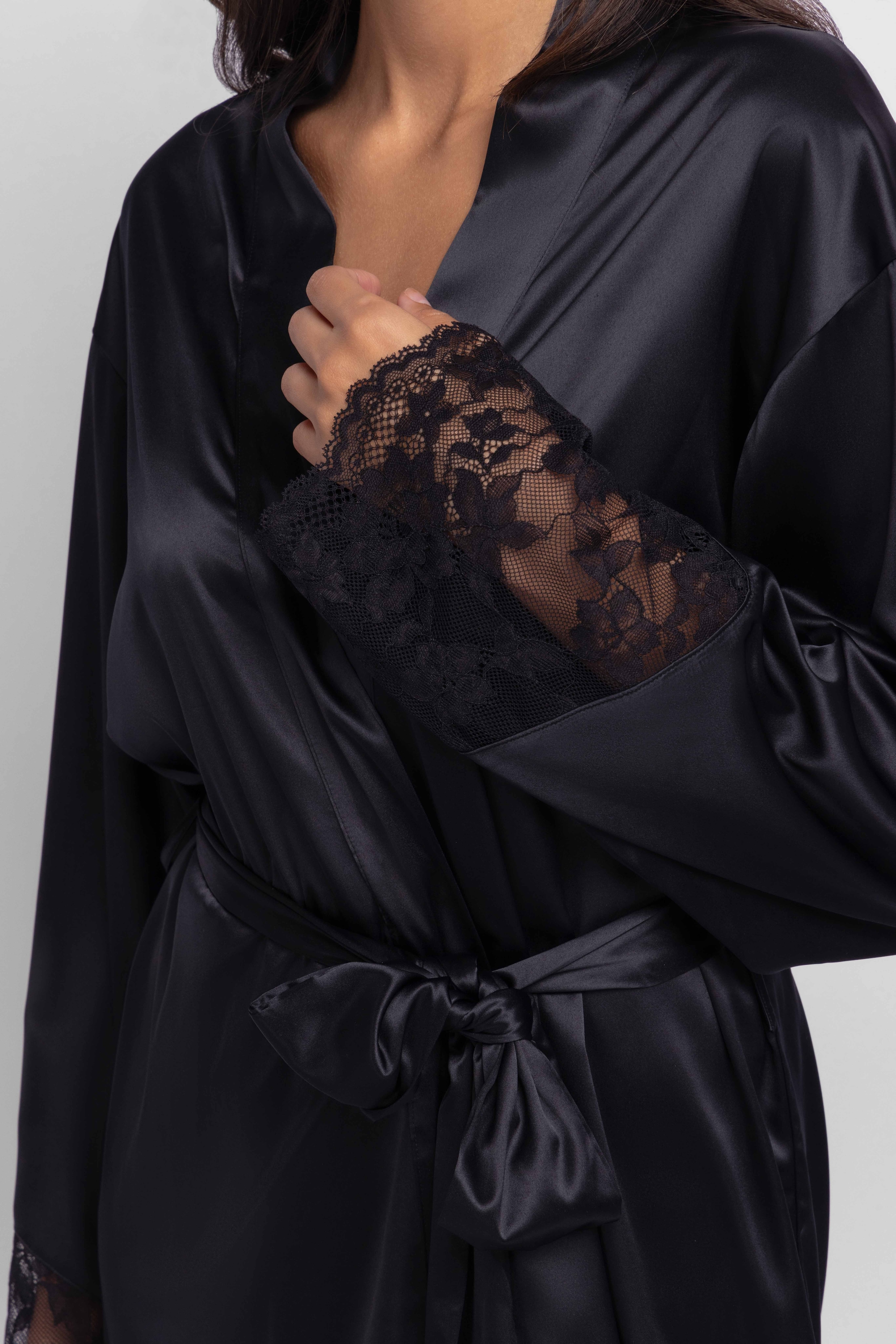 Dorina Kimono »LYRA-SATIN«, mit zarten Spitzendetails