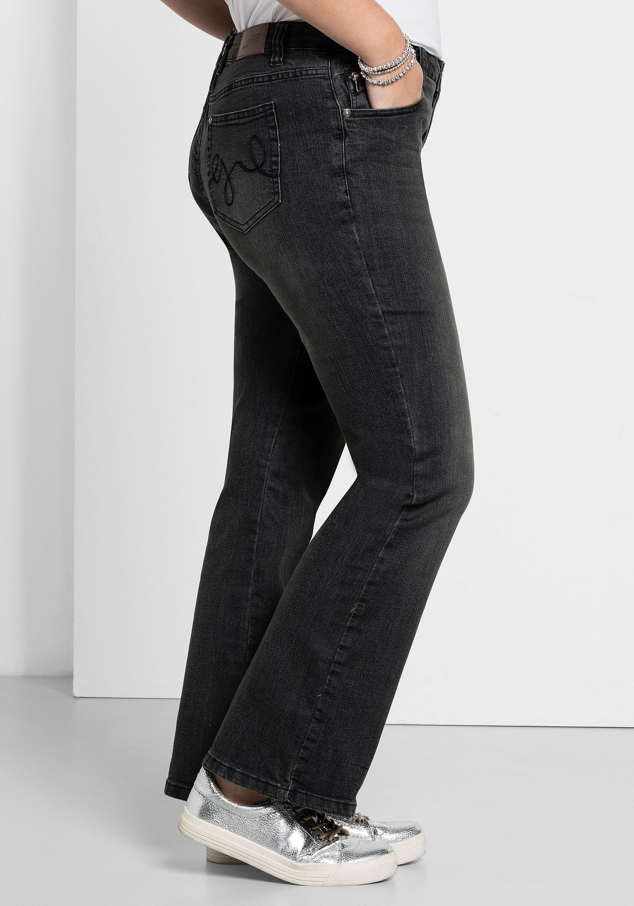 Sheego Bootcut-Jeans »Jeans in 5-Pocket-Form, mit Used-Effekten«, in 5-Pocket-Form, mit Used-Effekten