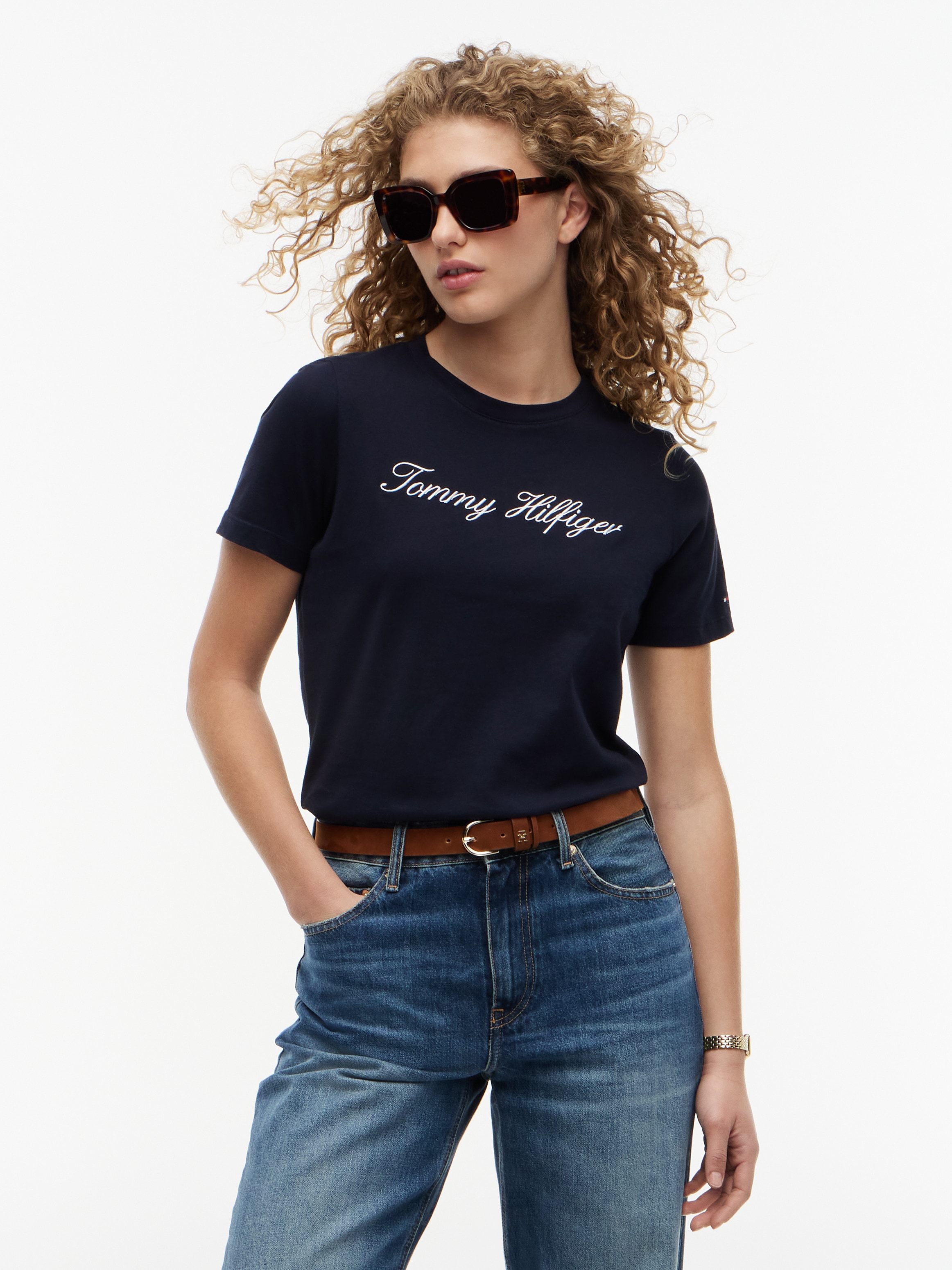 Tommy Hilfiger T-Shirt »NOS SCRIPT REGULAR C-NK SHORT SLEEVE« mit Rundhals und kontrastfarbener Stickerei, Regular Fit