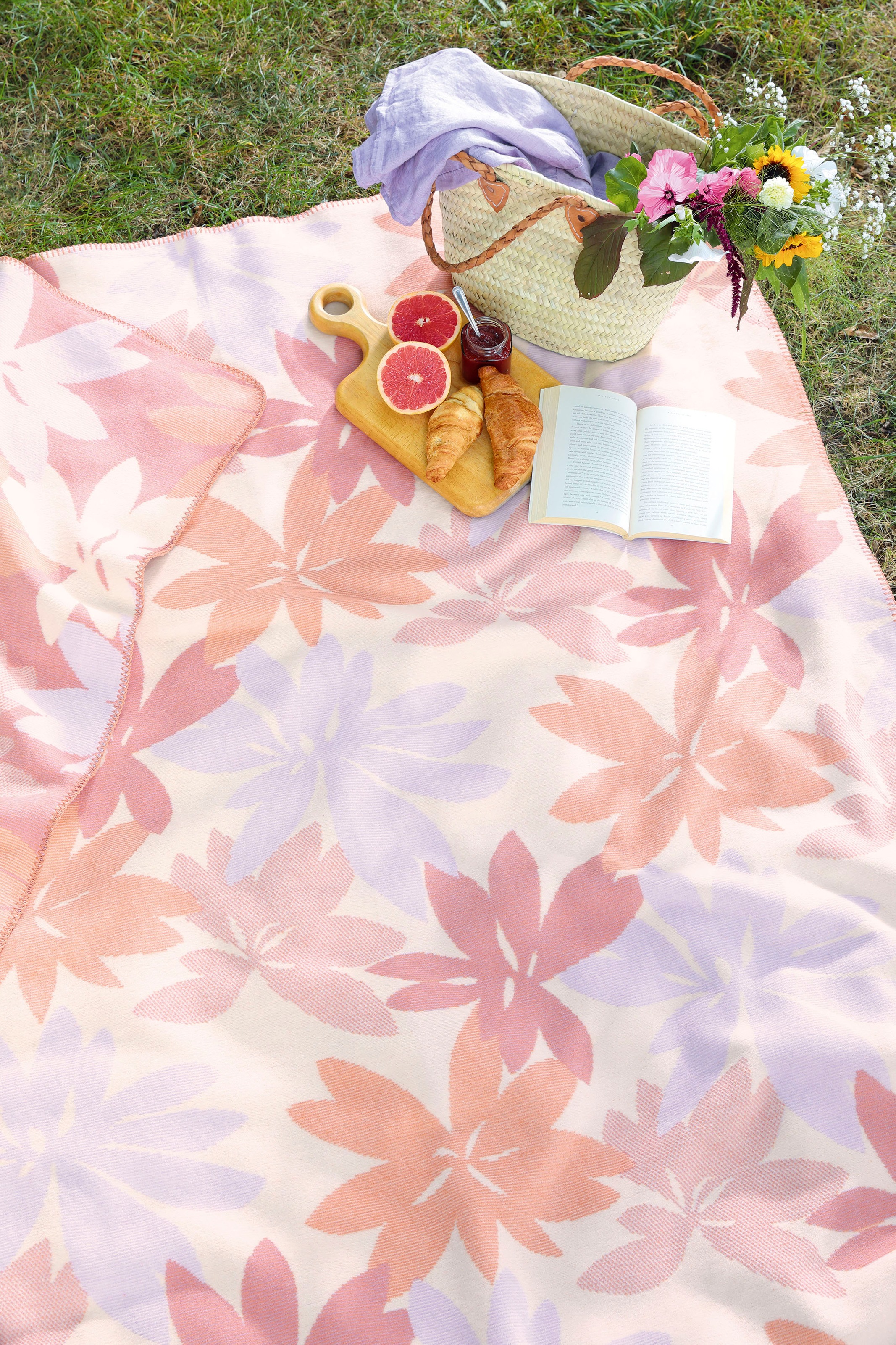 Biederlack Wohndecke »Plumeria Parfait«, mit modermem Blumenmuster