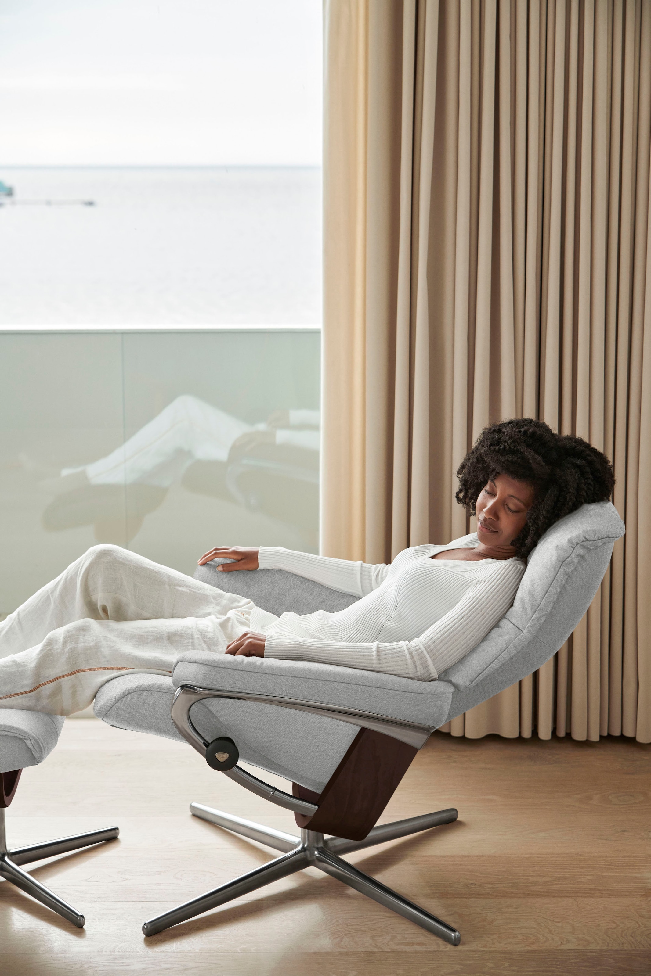 Stressless® Relaxsessel »Mayfair«, (Set, Relaxsessel mit Hocker), mit Hocker, mit Cross Base, Größe S, M & L, Holzakzent Braun