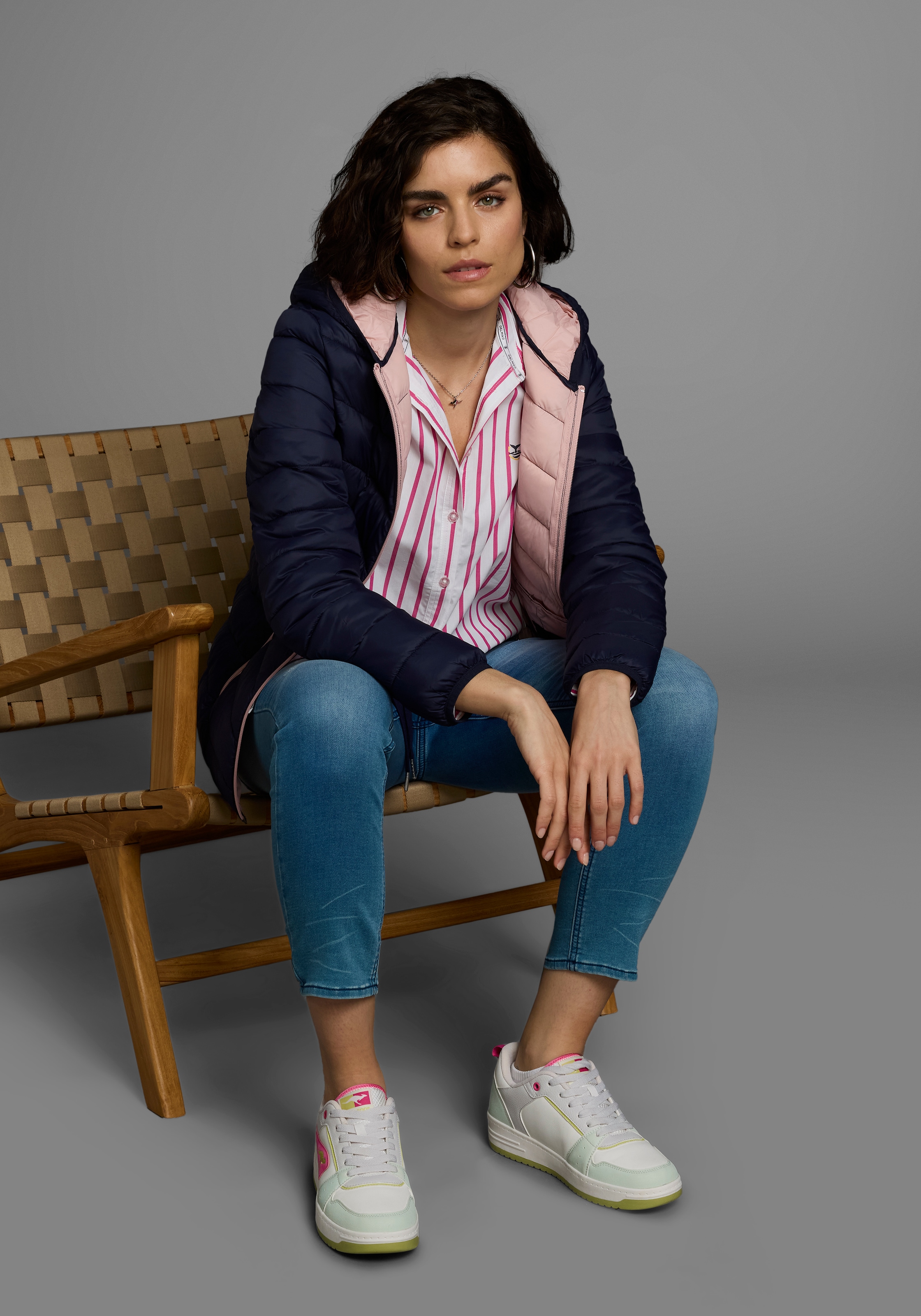 KangaROOS Steppjacke, mit Kapuze, mit kontrastfarbenen Details
