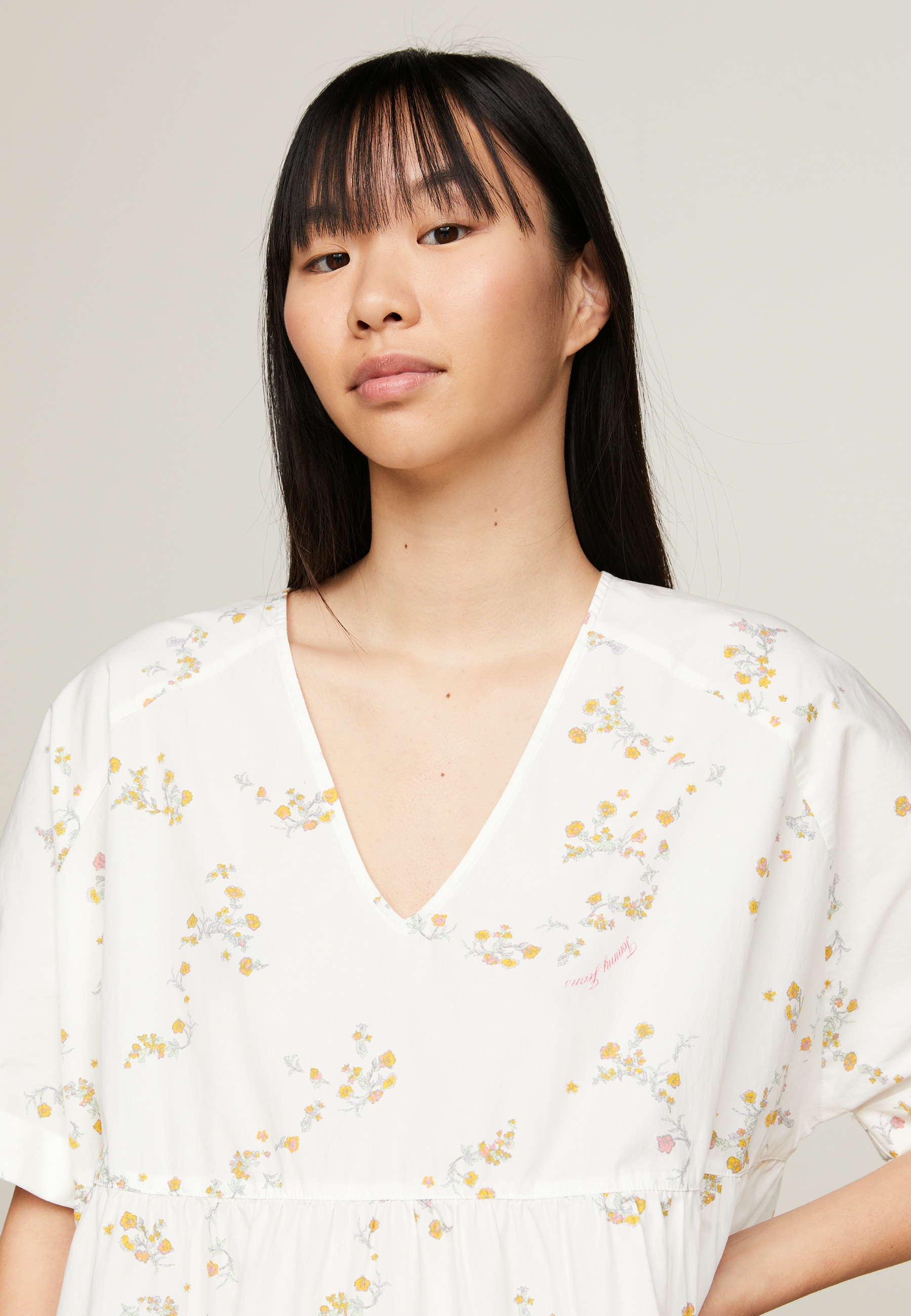 Tommy Jeans Blusenkleid »TJW POPLIN A-LINE SS DRESS EXT«, mit V-Ausschnitt