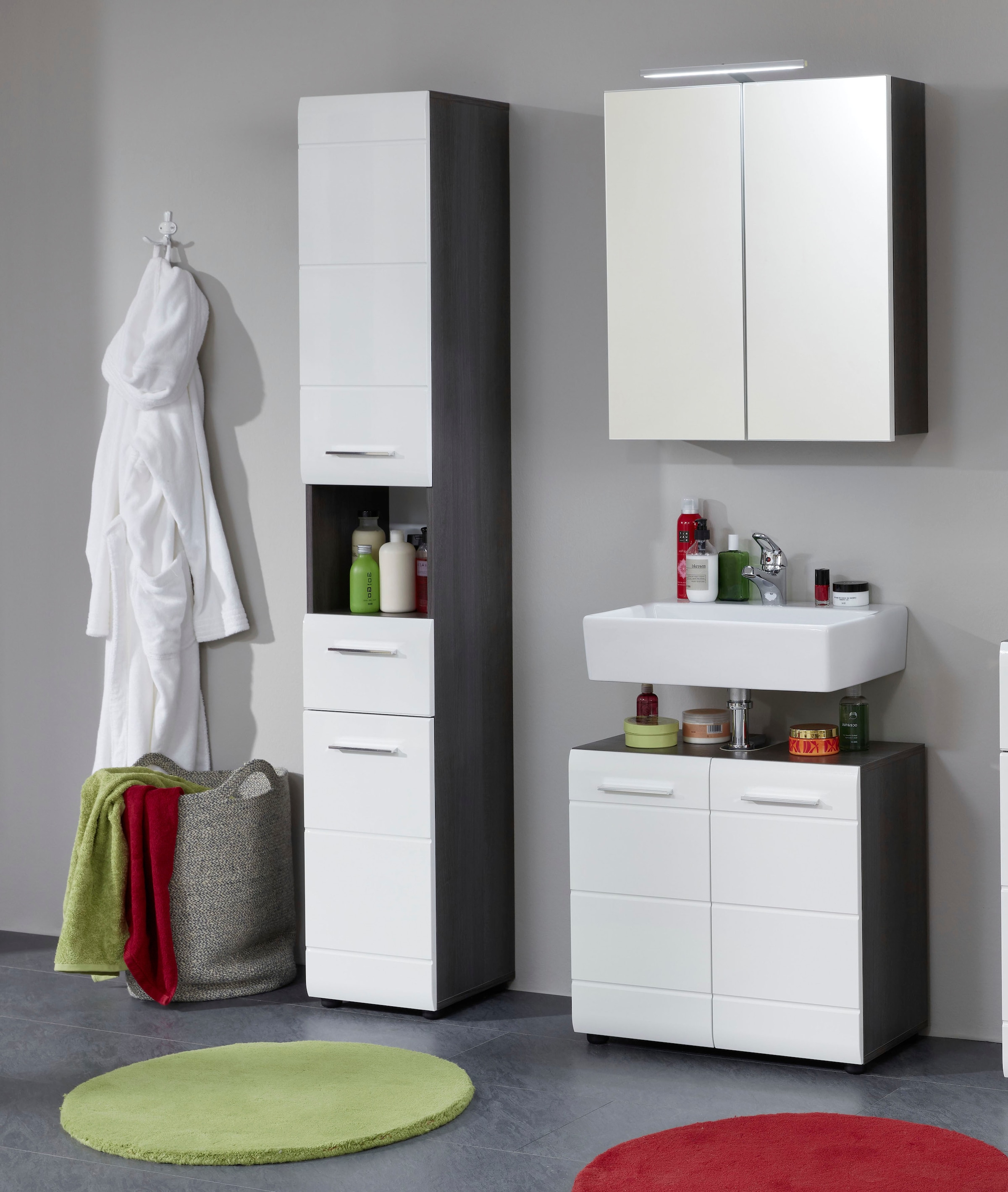 mit Jahren 3 mit XXL Hochschrank Holzoptik LED-Beleuchtung, »Skin«, in St.), trendteam Spiegelschrank Badmöbel-Set Garantie Hochglanz- und oder Waschbeckenunterschrank, (Set, 3 Fronten