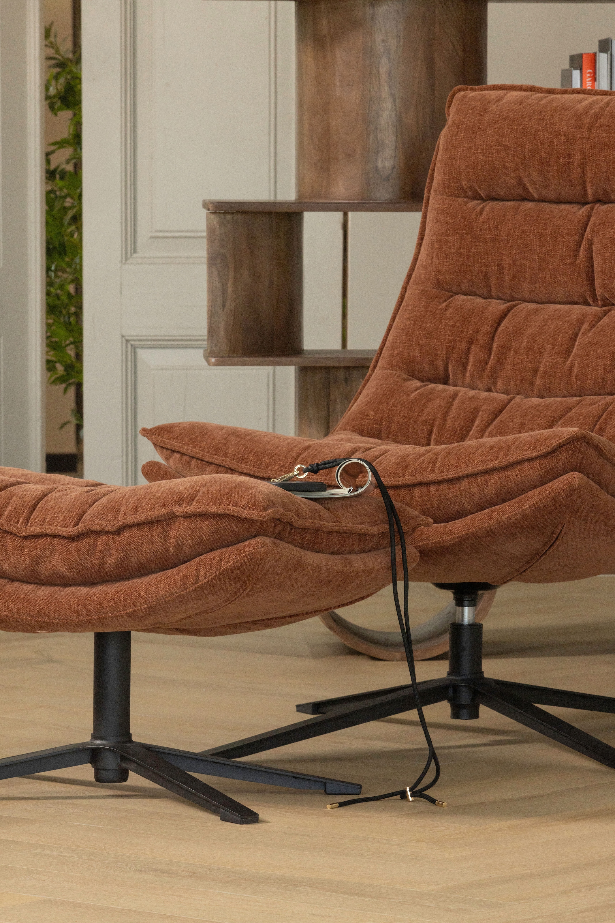 WOOOD Drehsessel »Kube mit Drehmechanismus inkl. Hocker B 74 x T 89 x H 100 cm« Newt-Chenillebezug, Hohe Verschleißfestigkeit, Tragkraft 120 kg