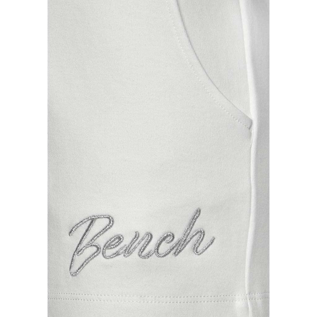 Bench. Loungewear Relaxshorts, mit kleiner glänzenden Logostickerei, Loungeanzug