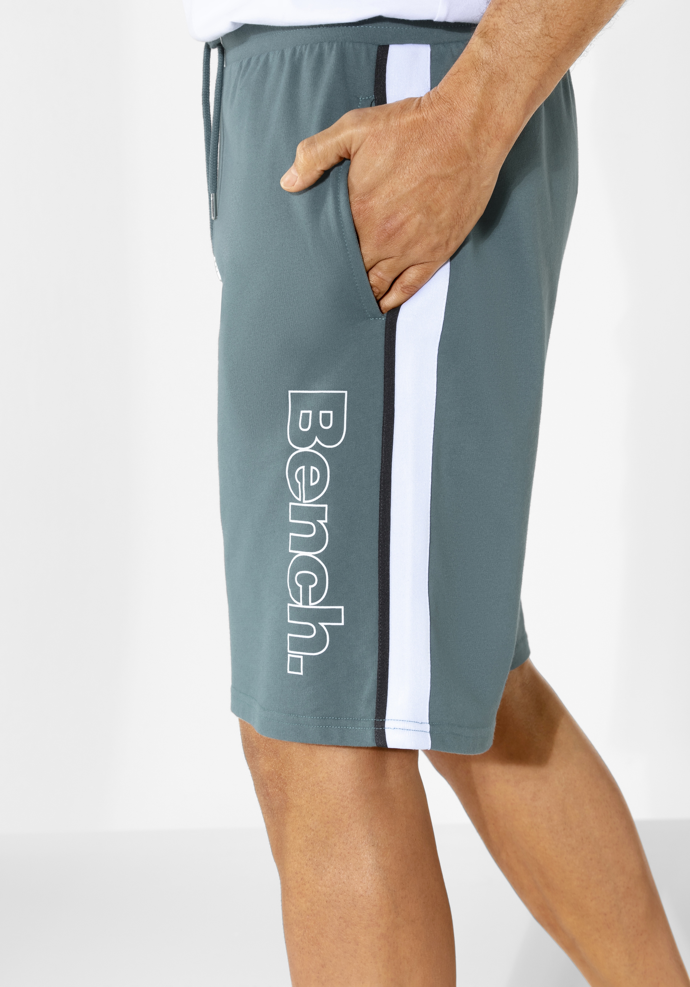 Bench. Loungewear Sweatshorts, mit seitlichen Taschen