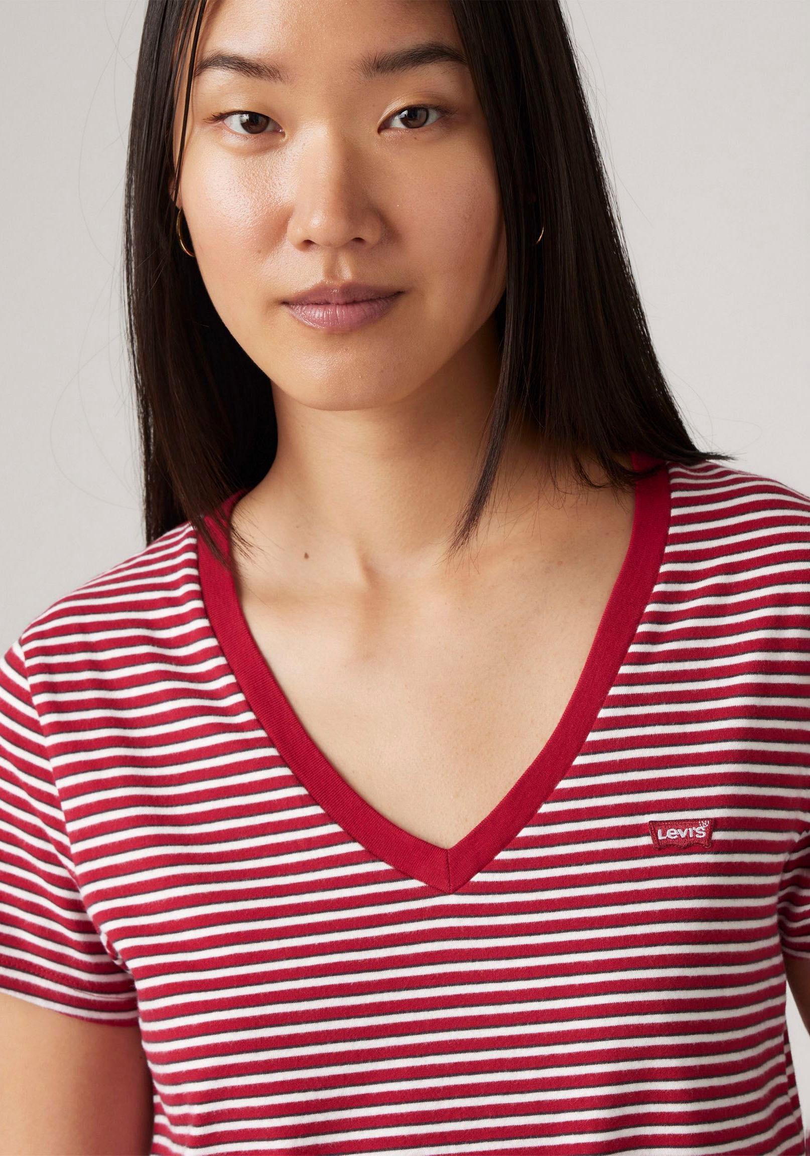 Levi's® V-Shirt »PERFECT VNECK«, mit Mini-Batwing-Logostickerei