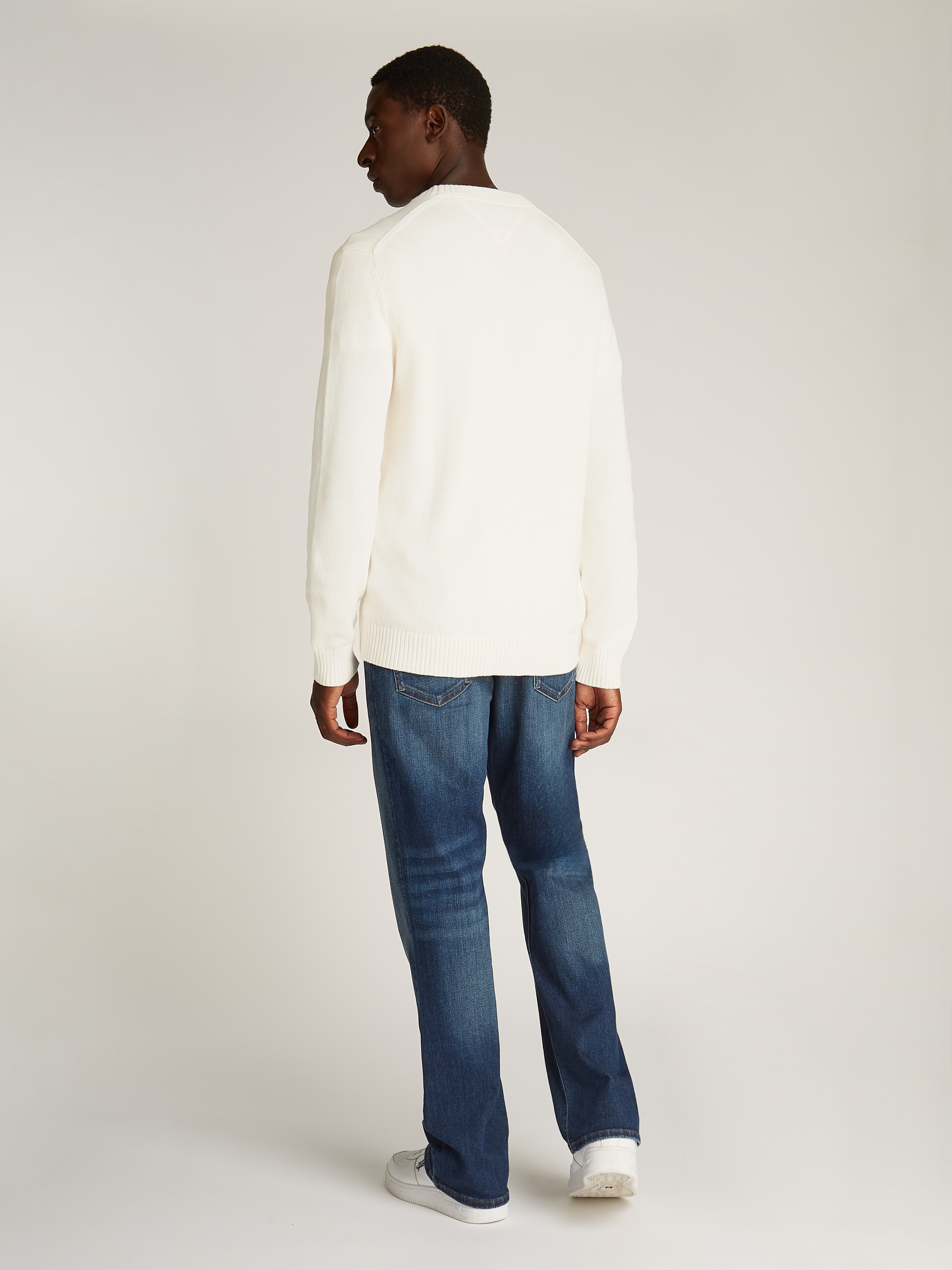 Tommy Jeans Strickpullover »TJM SLIM ESSNTLS C-NECK SWEATER«, mit Markenlogo auf der Brust