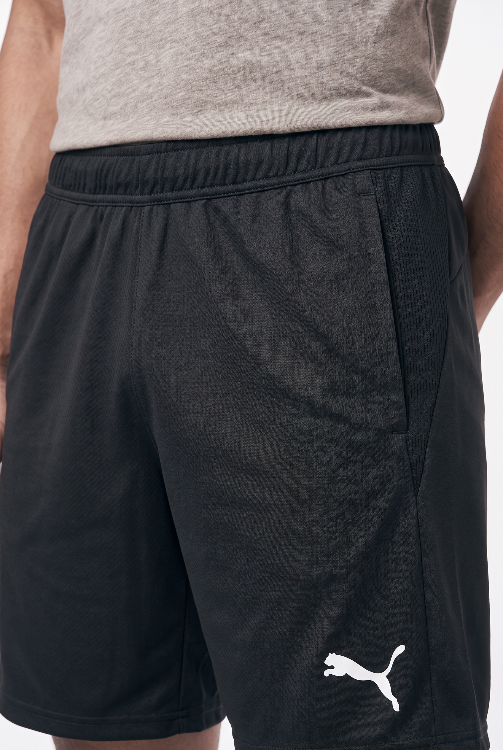 PUMA Trainingsshorts »TEAMGOAL TRAINING SHORT«  feuchtigkeitsableitendes Material, Slim Fit Passform, kniefrei