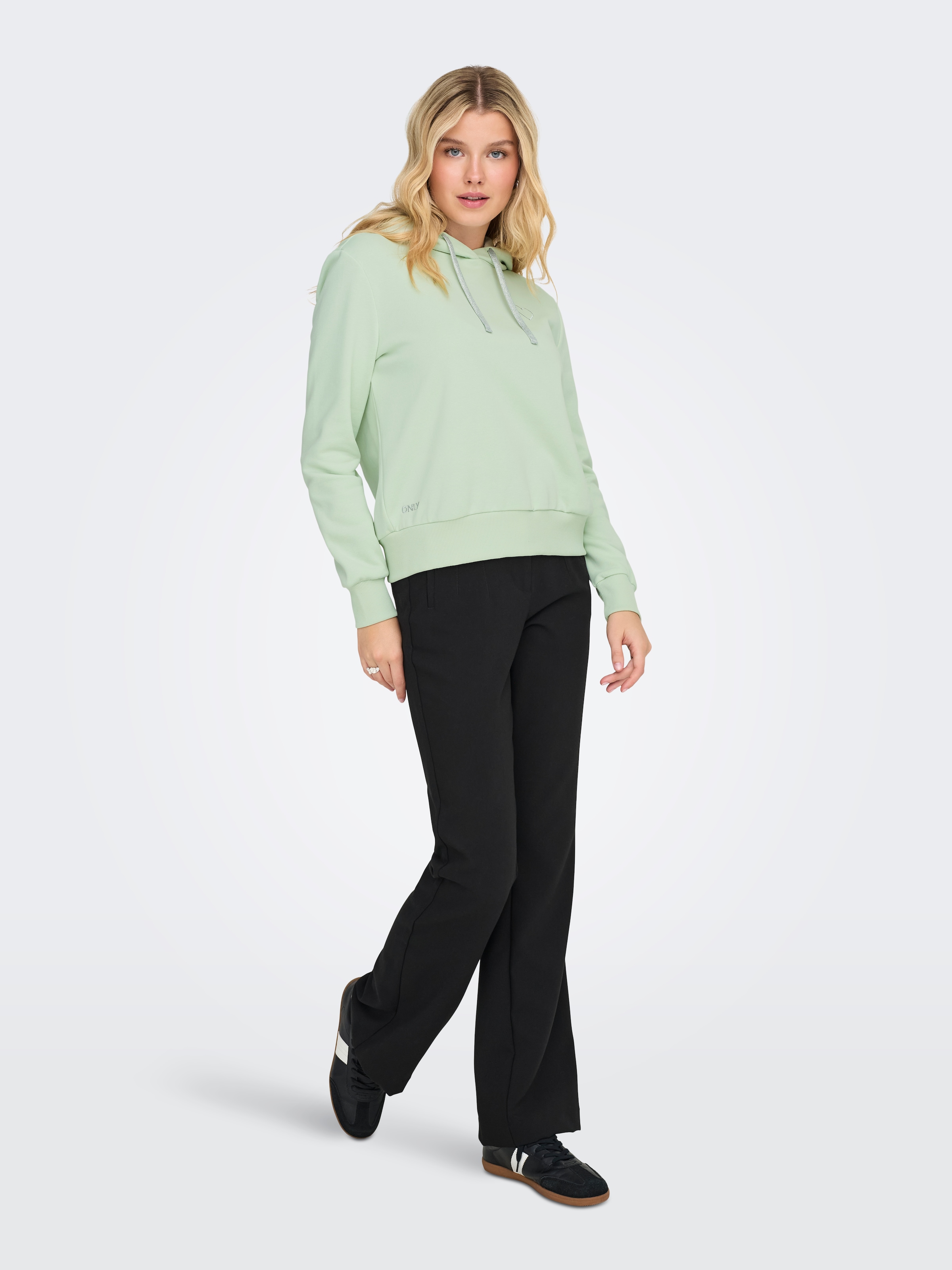ONLY Kapuzensweatshirt »ONLNOLI L/S HEART HOOD SWT NOOS«, Baumwollmischung, regular fit
