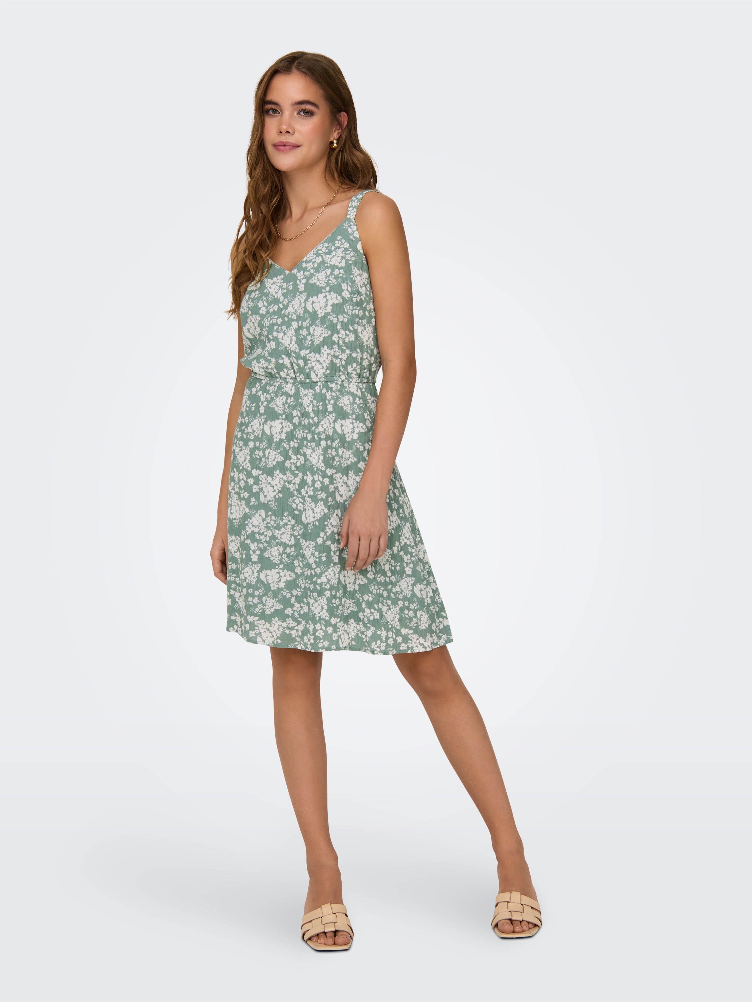 ONLY Trägerkleid »ONLKARMEN LIFE S/L SHORT DRESS WVN NOOS« Viskose, regular fit, V-Ausschnitt