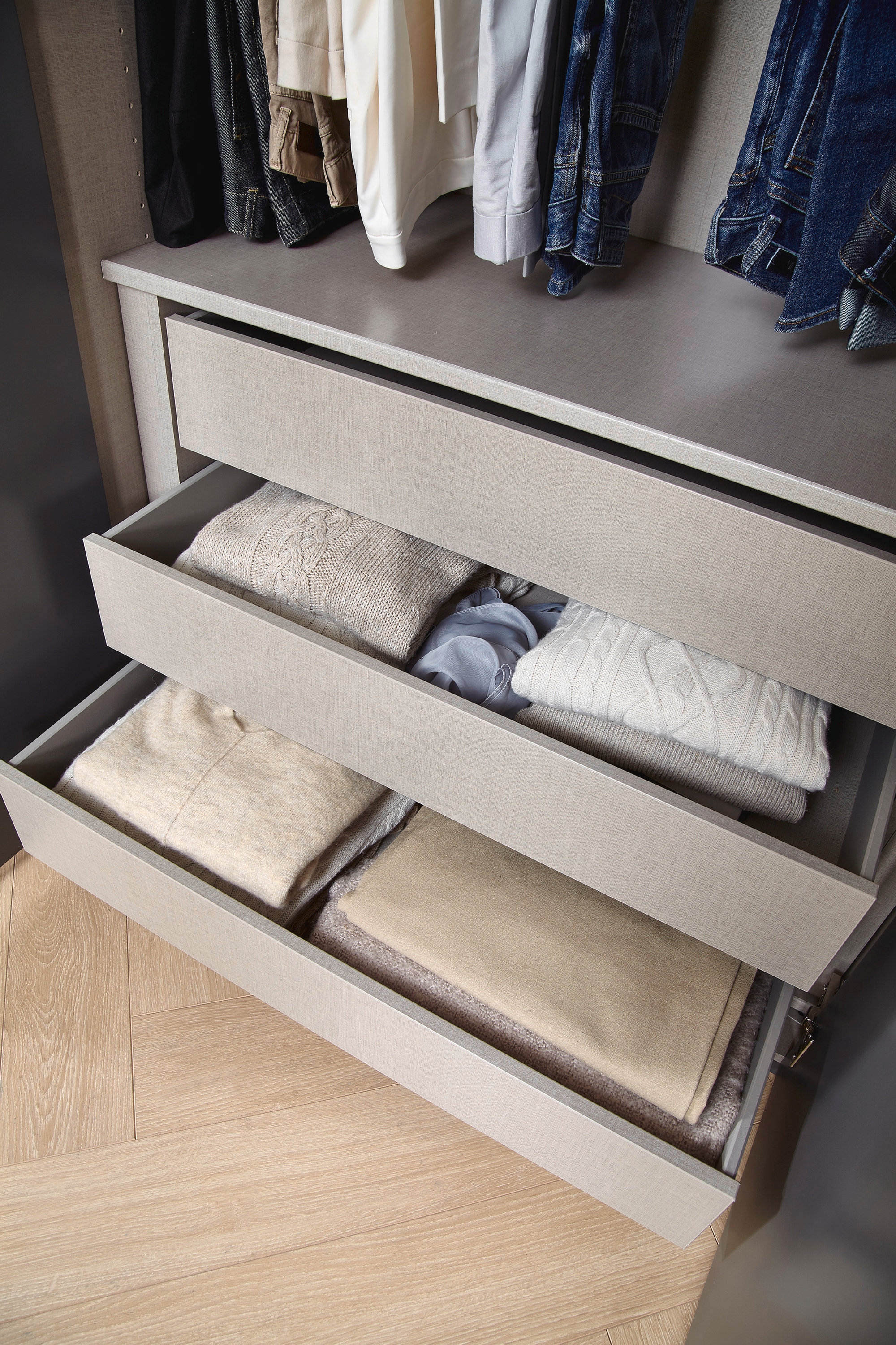 rauch Drehtürenschrank »Kleiderschrank Schrank Garderobe SKAT SHINE mit hochwertigem,«, transparentem Grauglas inkl. umfangreichem Zubehör MADE IN GERMANY