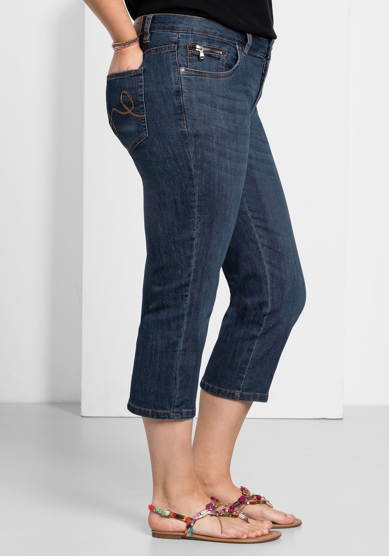 Sheego Caprijeans »Caprijeans mit Used-Effekten«