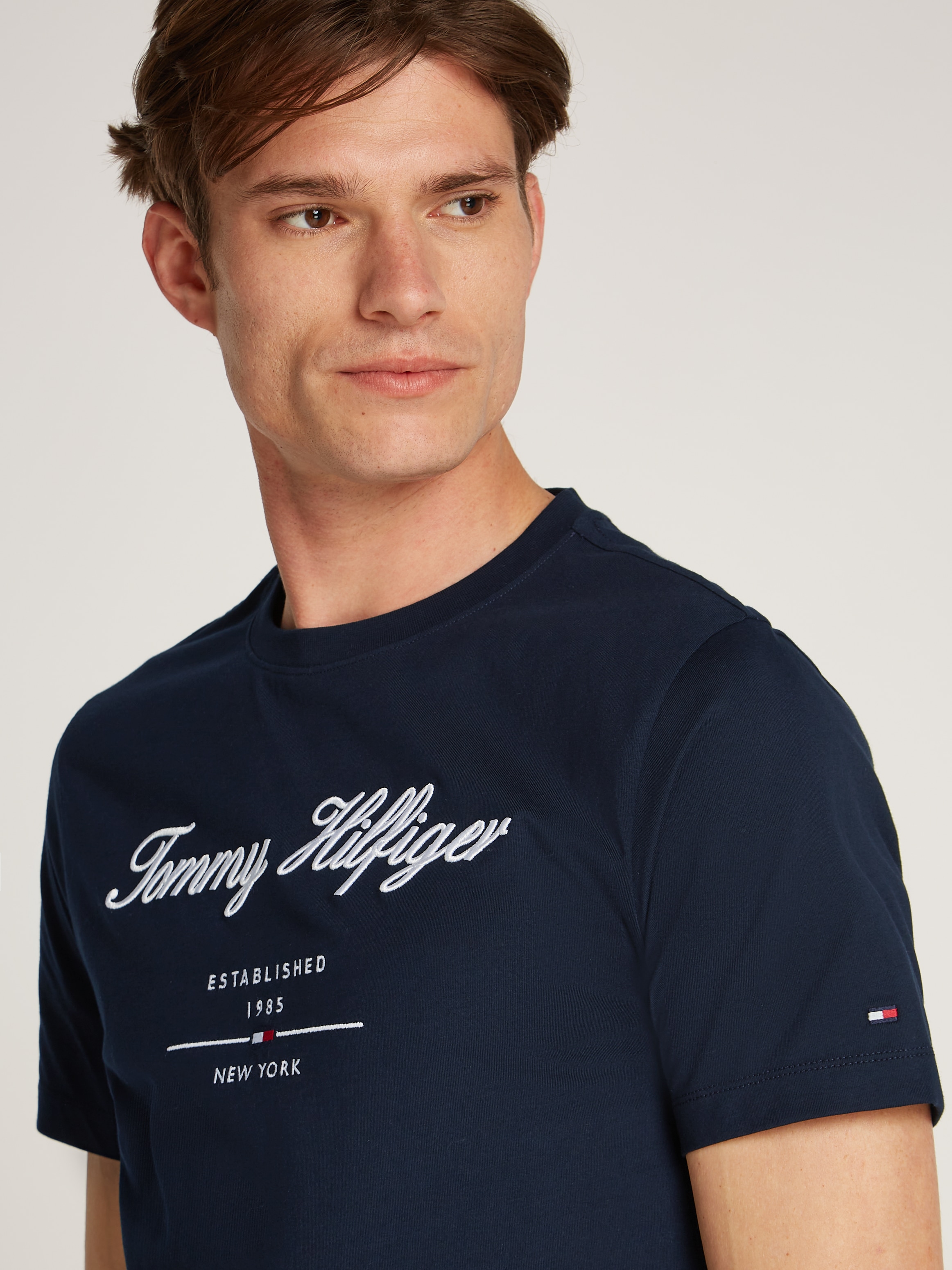 Tommy Hilfiger T-Shirt »SCRIPT LOGO TEE« mit aufgesticktem Logo