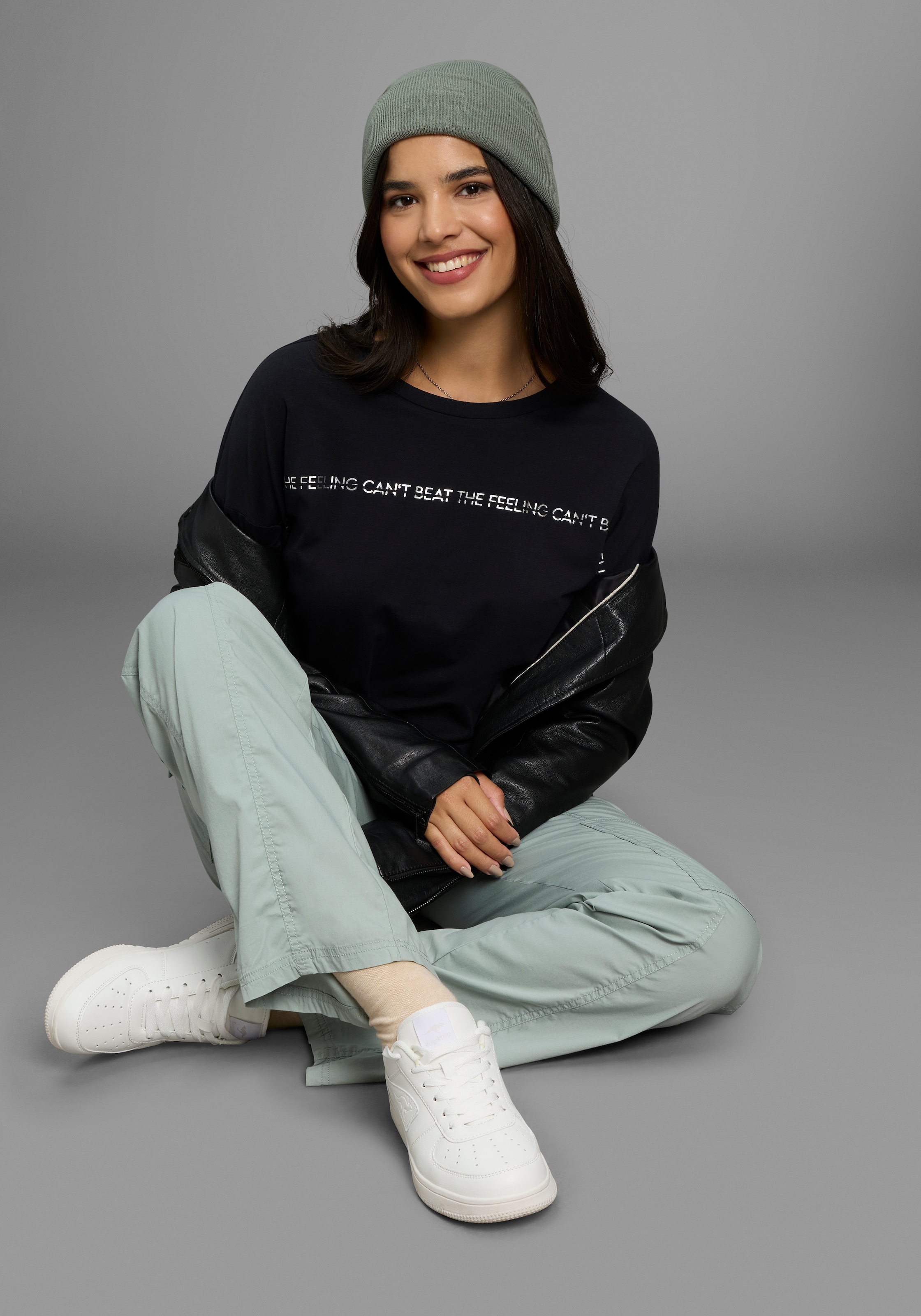 KangaROOS Langarmshirt, mit schimmerndem Druck