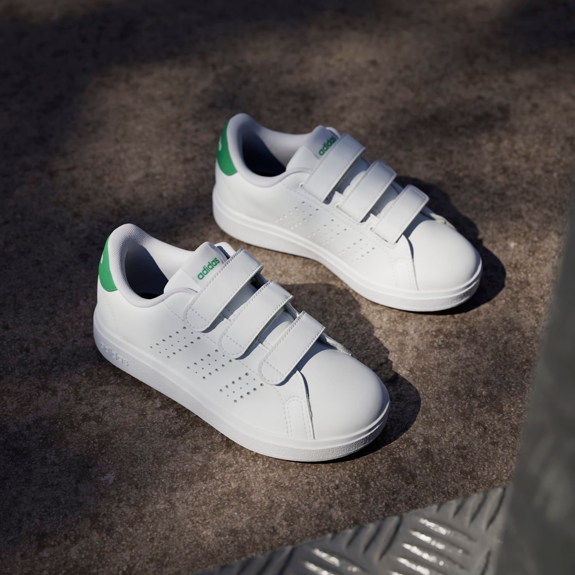 adidas Sportswear Klettschuh »ADVANTAGE BASE 2.0 KIDS«, Design auf den Spuren des adidas Stan Smith