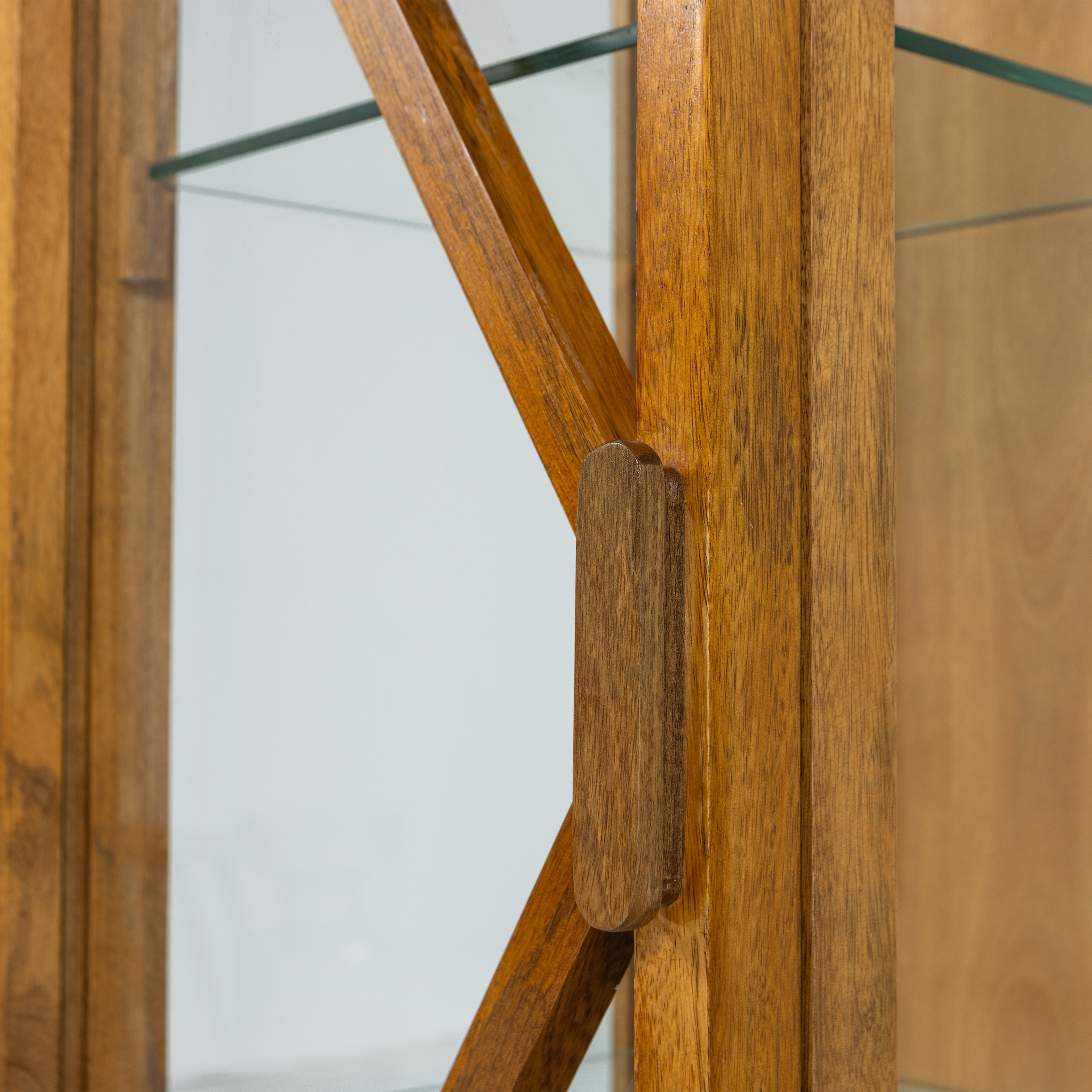 WOOOD Vitrine »Kella Mangoholz mit Glastüren und Glaseinlegeböden 40 x 39 x 137 cm« Tragkraft 5–7 kg pro Glasboden, Wandbefestigung empfohlen