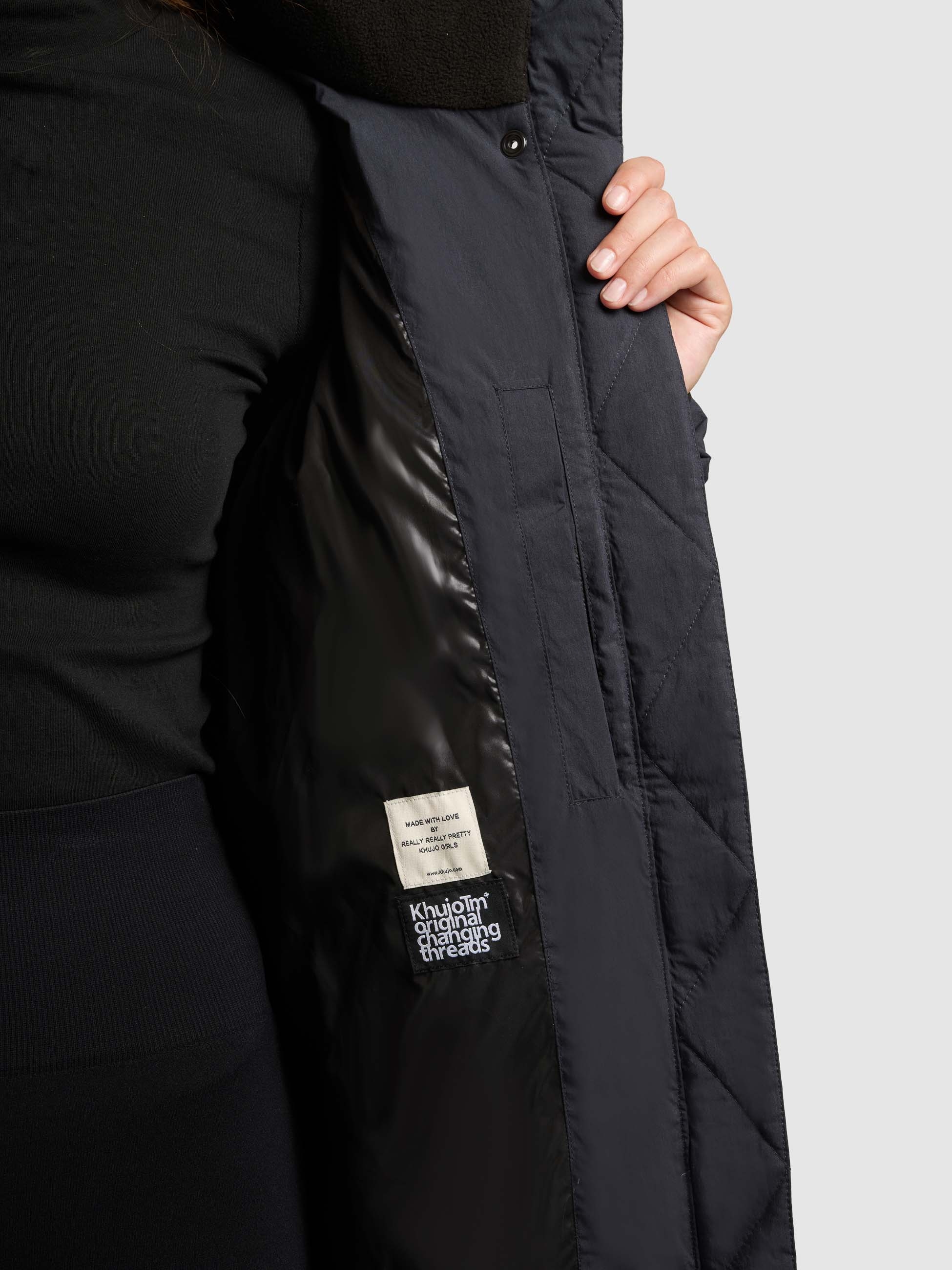 khujo Steppmantel »RITZ«, praktische Seitenschlitze mit Reißverschluss, abnehmbare Kapuze
