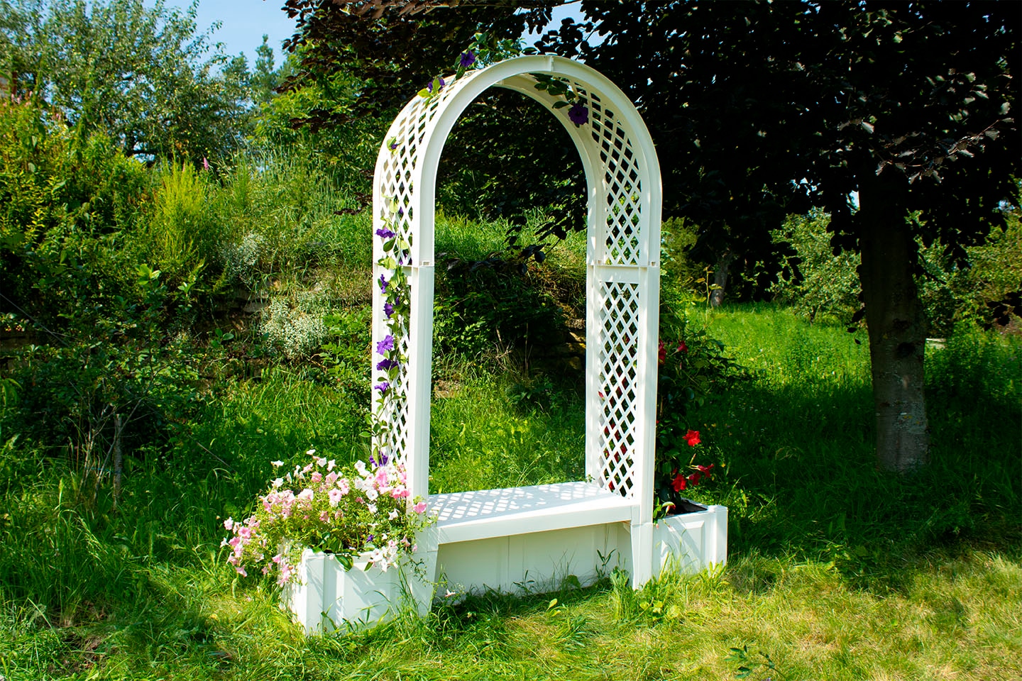 Gartenbank »Brüssel«, mit Rosenbogen und zwei Pflanzkästen, weiß