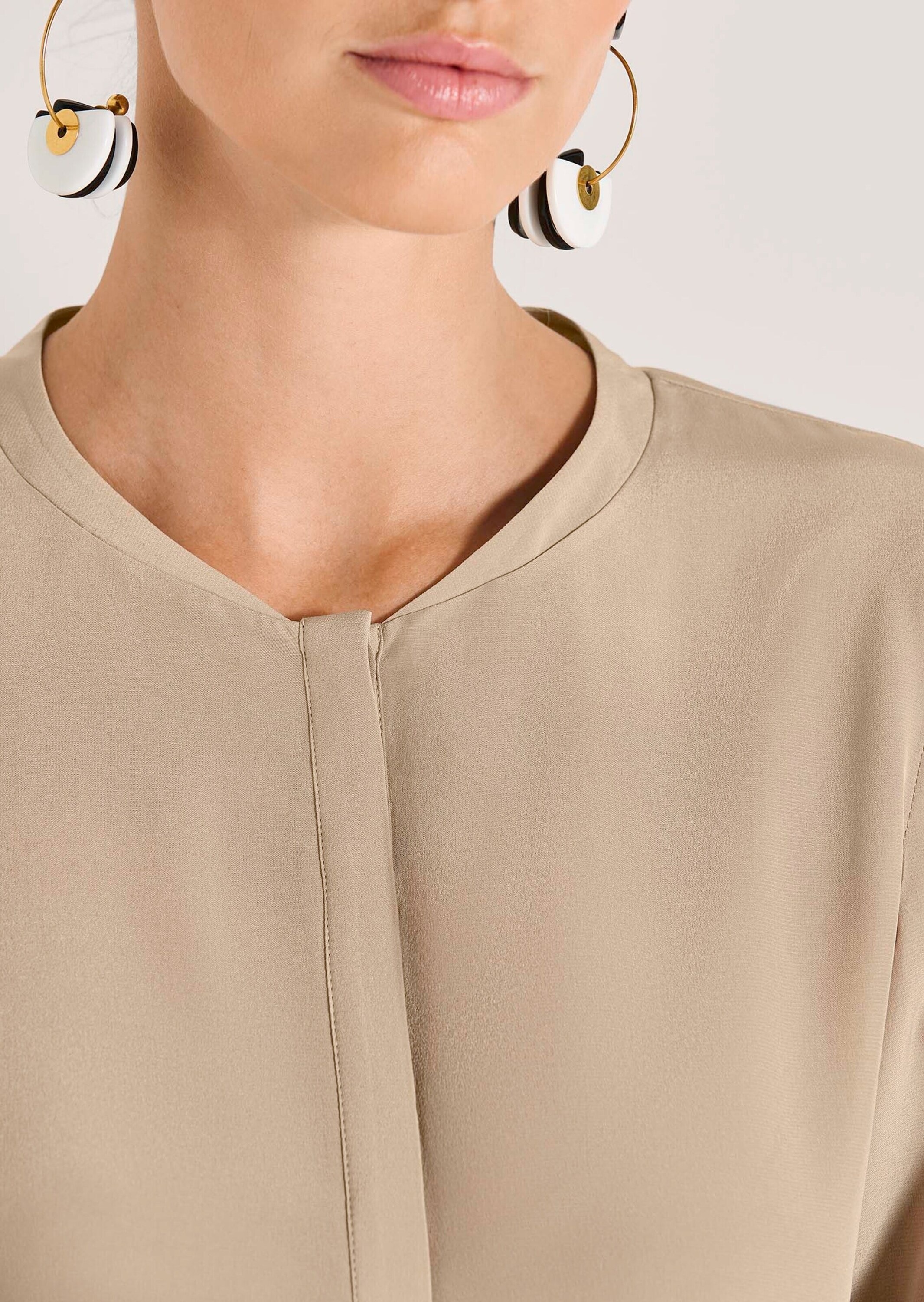 MADELEINE Hemdbluse »Bluse Lange Seidenbluse in kragenloser Form«