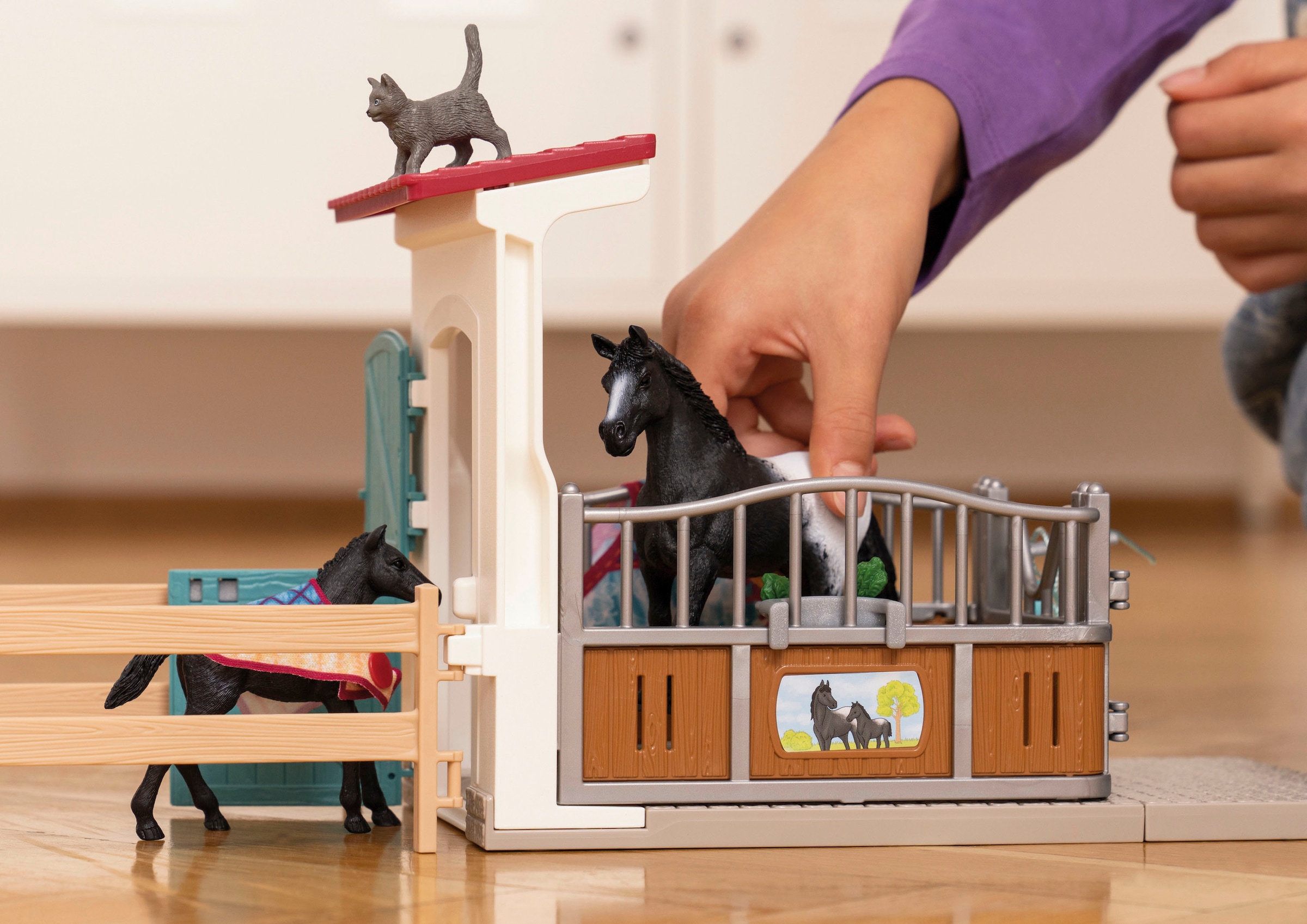 Schleich® Spielwelt »HORSE CLUB, Pferdebox mit Stute und Fohlen (42611)«