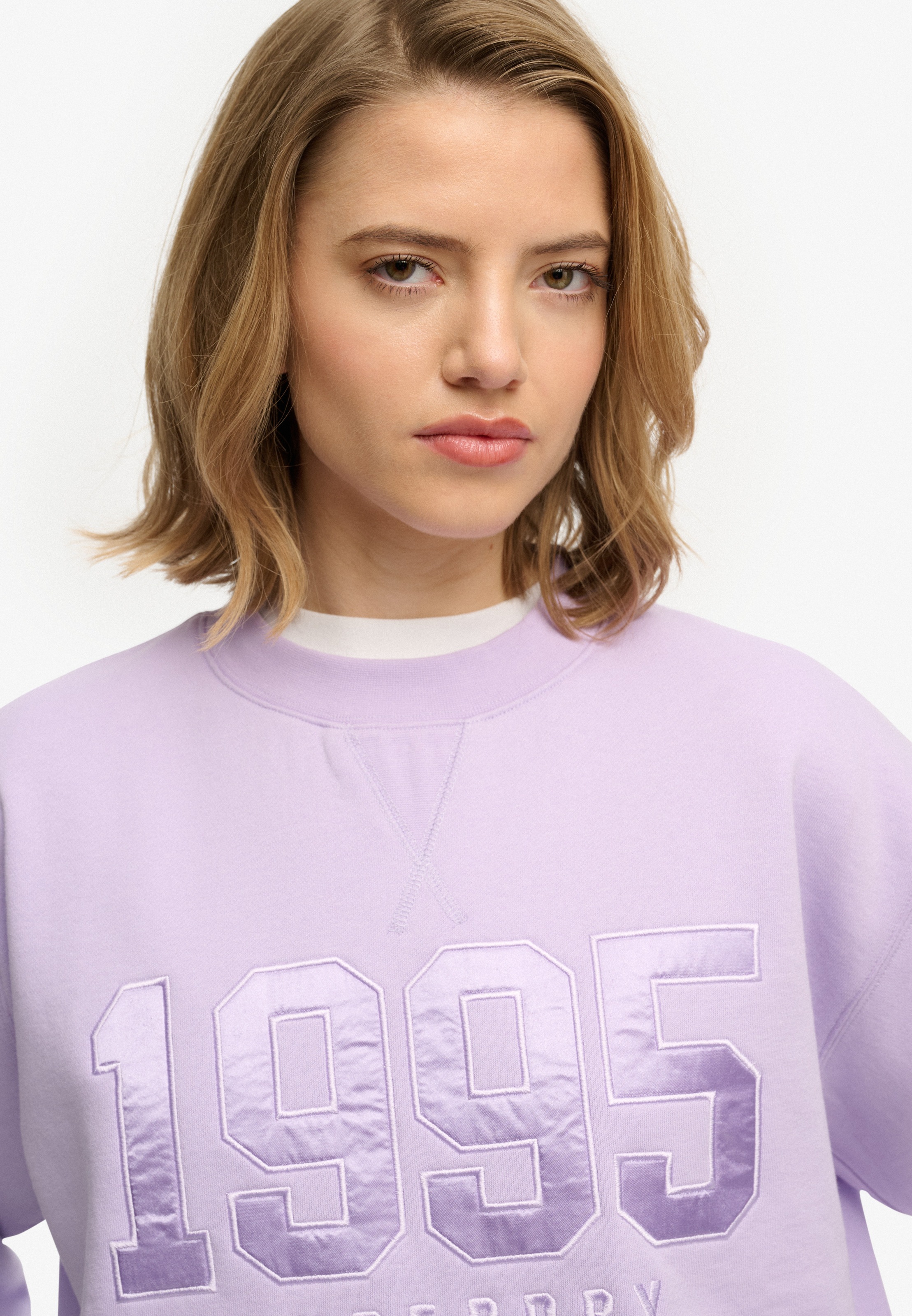 Superdry Sweatshirt »VARSITY SATIN APPLIQUE CREW«, aus Baumwollmischung, Relaxed Fit, mit Print
