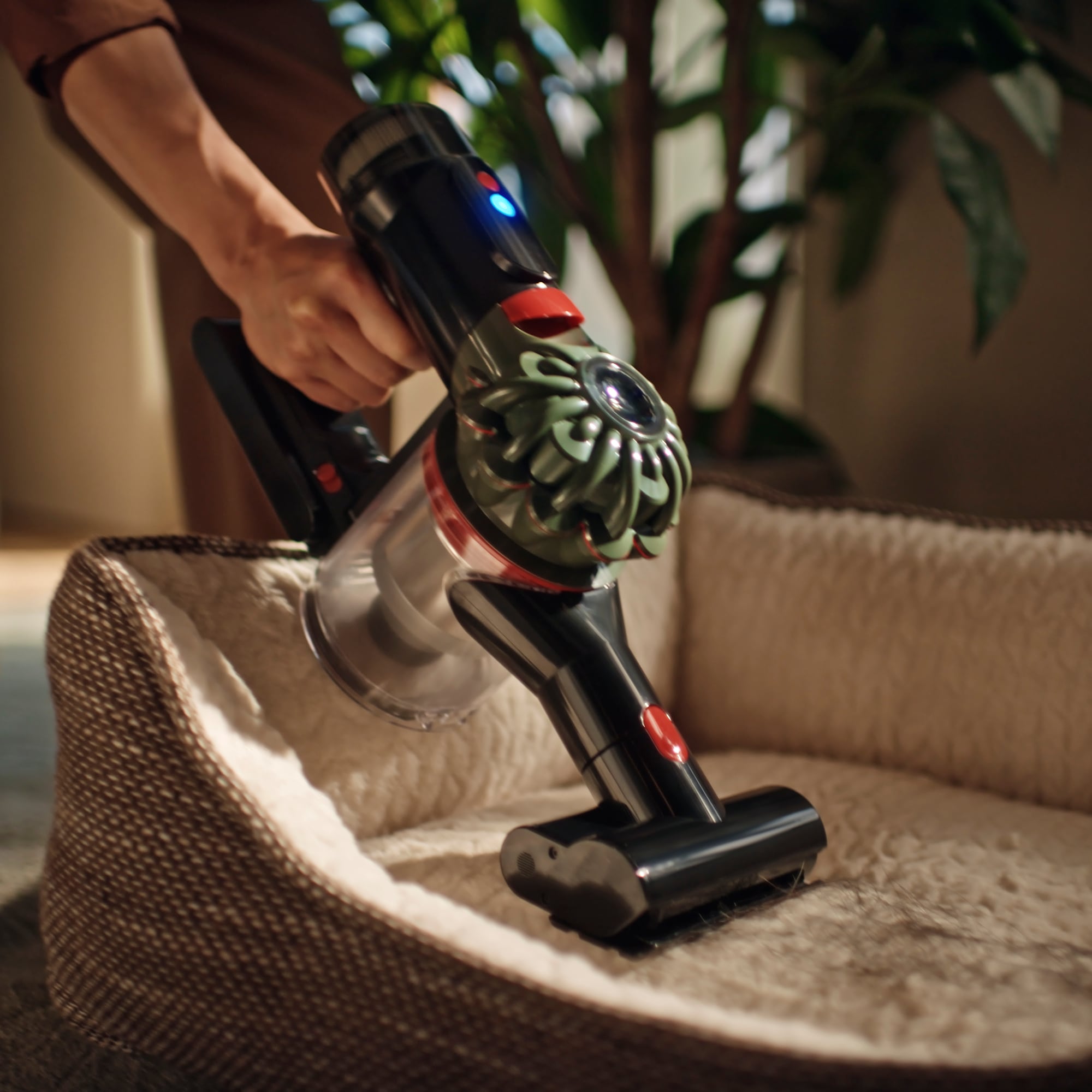 DYSON Akku-Hand-und Stielstaubsauger »V8 Cyclone« 150 AirWatt, 30 % mehr Leistung. 60 Minuten Laufzeit.