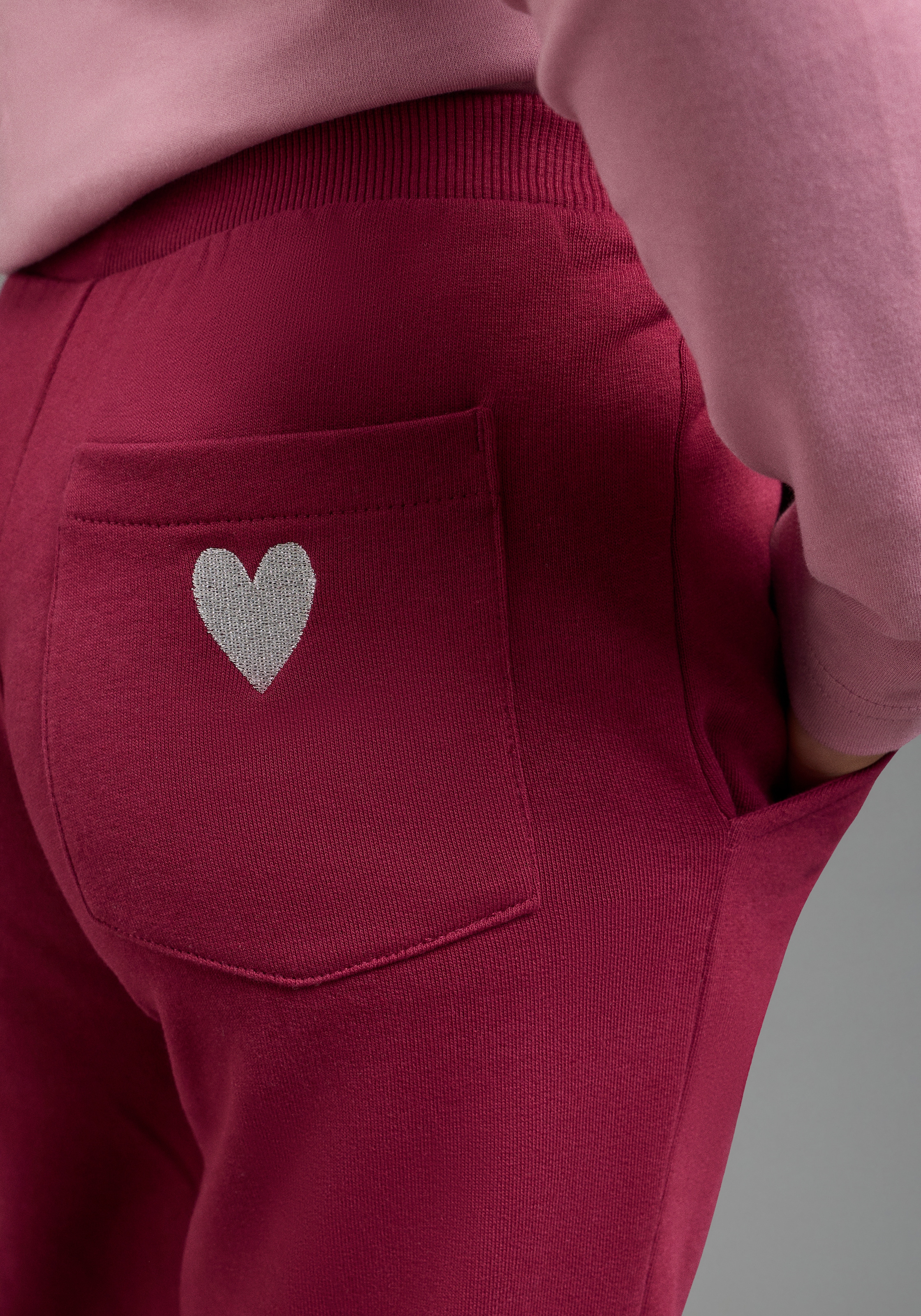 KIDSWORLD Sweathose »Sweathose mit weitem Bein und Stickerei«  Weite Sweathose mit Herz-Stickerei, Must-Have Basic