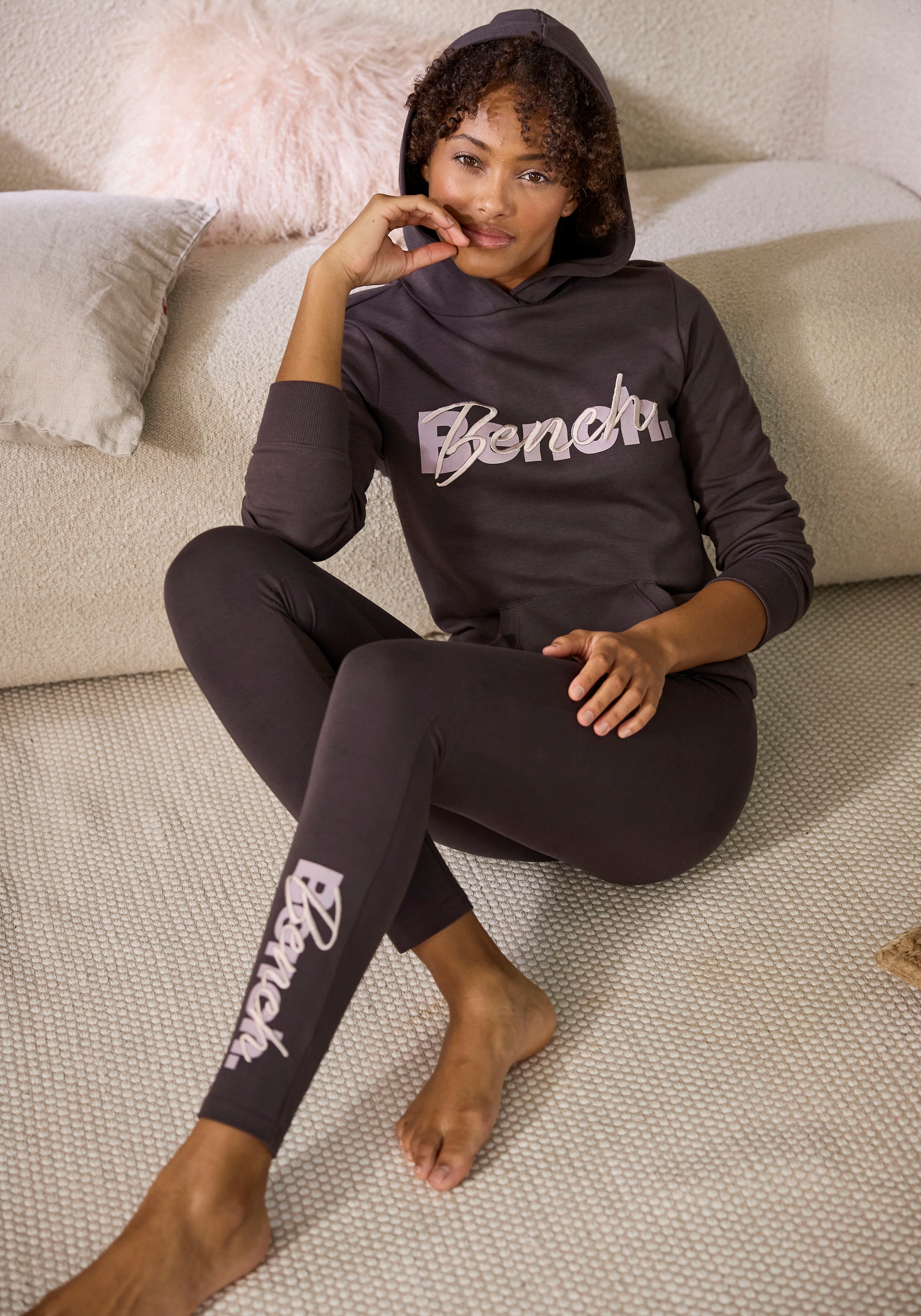 Bench. Loungewear Kapuzensweatshirt, mit Loungeanzug, Kängurutasche, Hoodie bei ♕