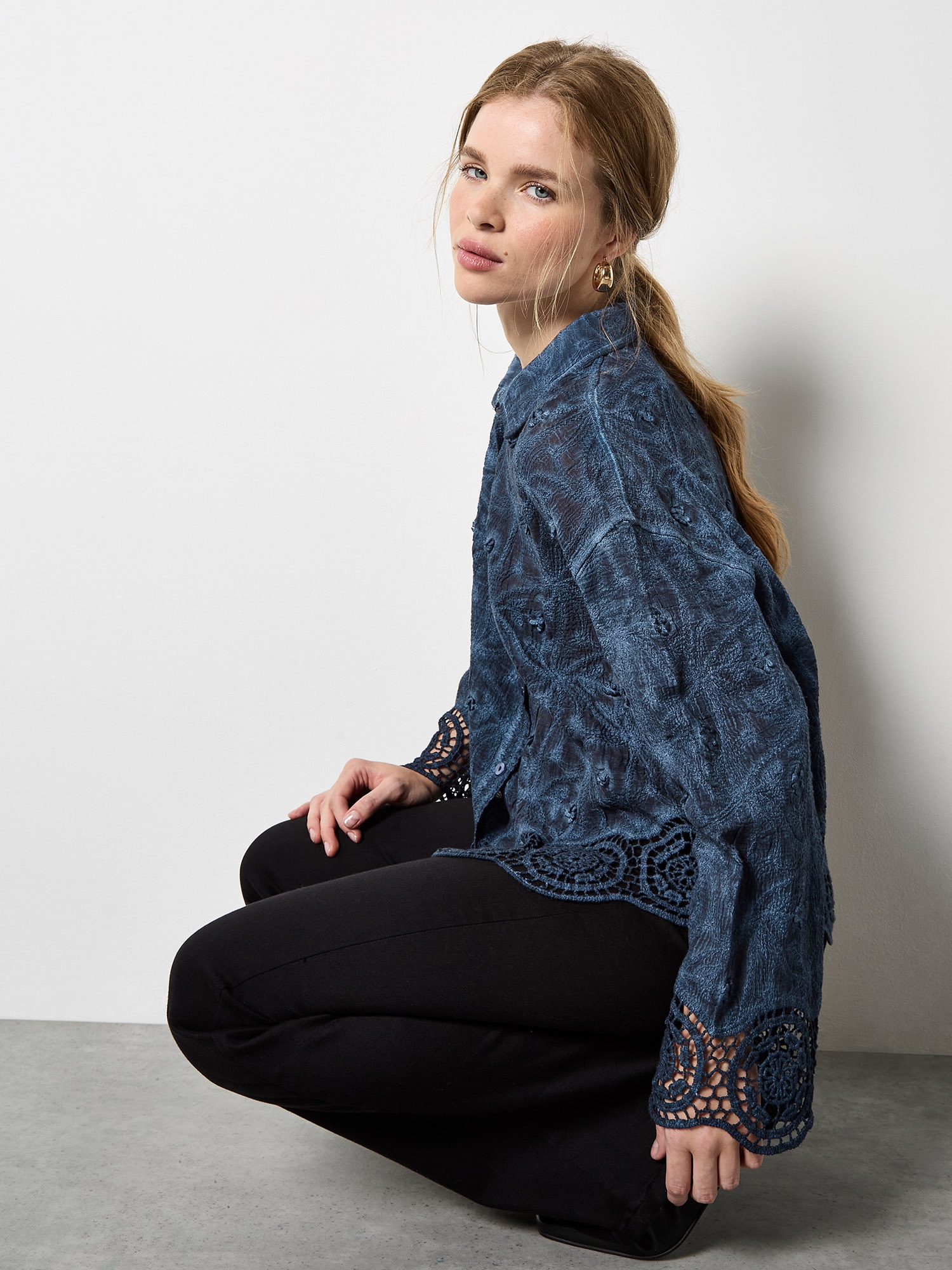 Apricot Spitzenbluse »Strukturierte Baumwollbluse mit Blumenmuster und Häkelverzierung« mit Stickerei und Spitze
