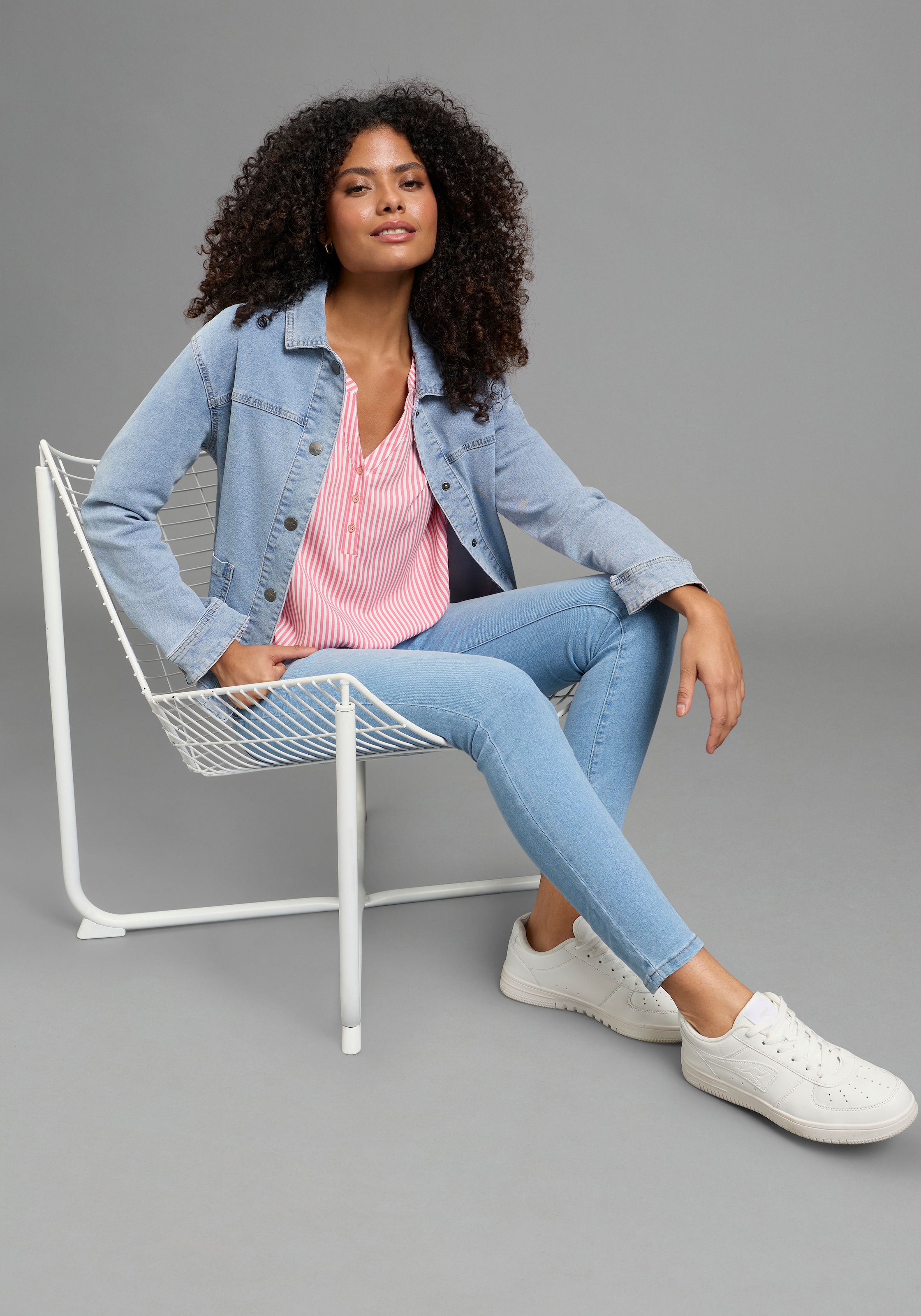 KangaROOS Schlupfbluse Langarmbluse, figurumspielende Passform, Rundhalsausschnitt