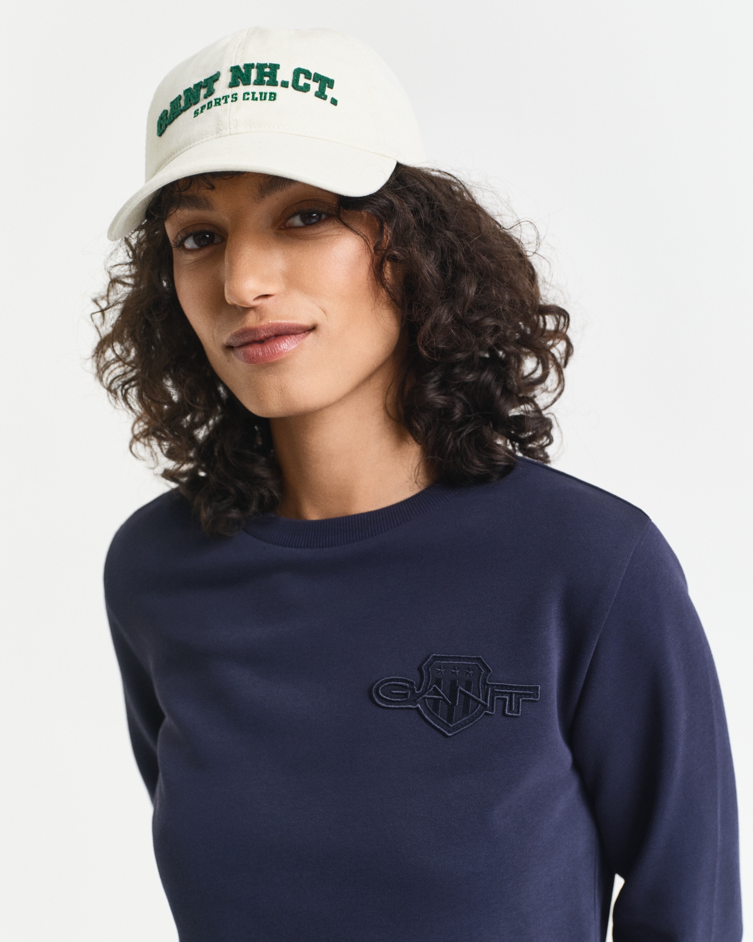 Gant Sweatshirt »REG TONAL SHIELD C-NECK SWEAT«, Ton in Ton Stickerei, Rundhals
