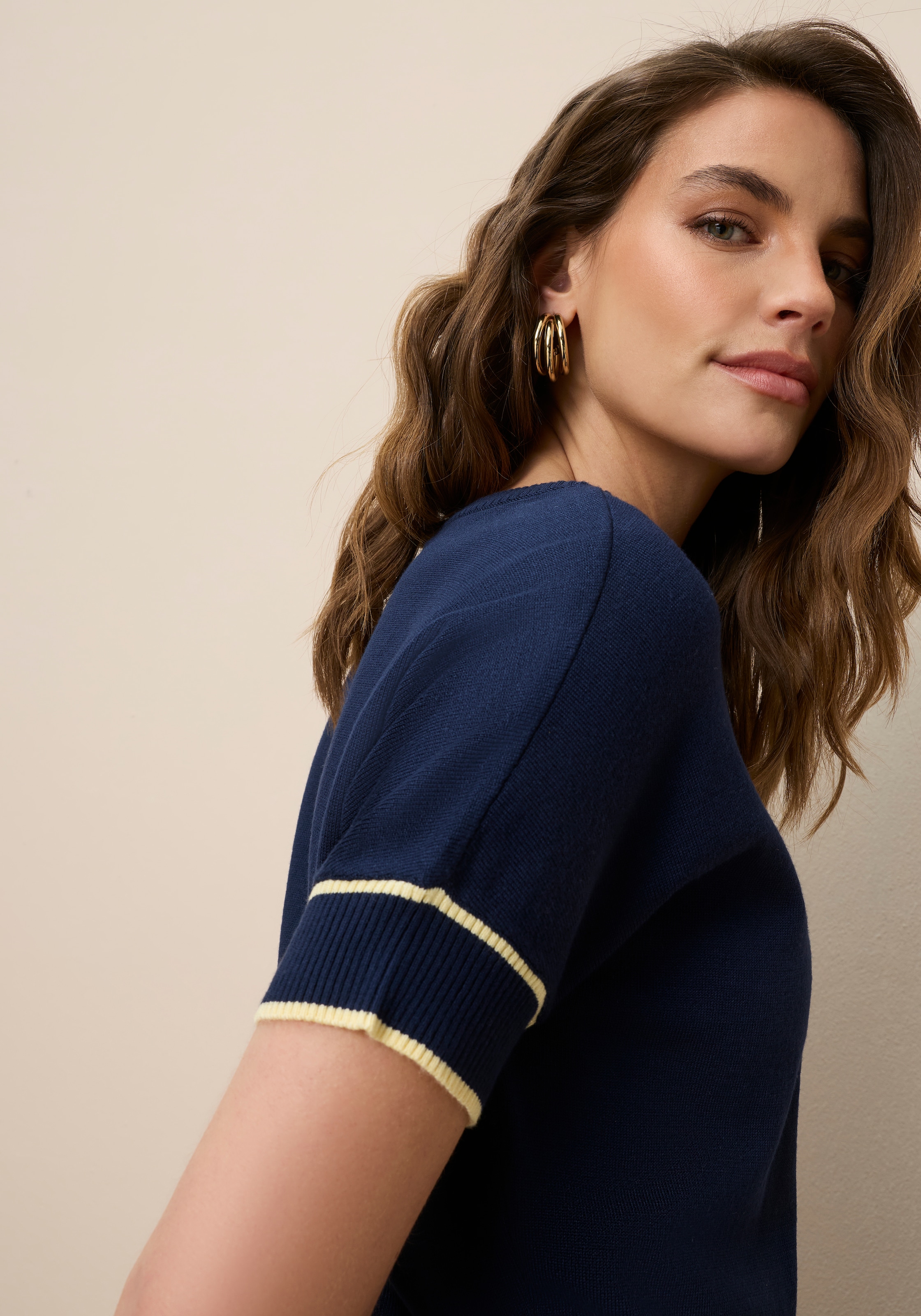 Tamaris Strickkleid mit tailliertem Bindeband und Kontraststreifen