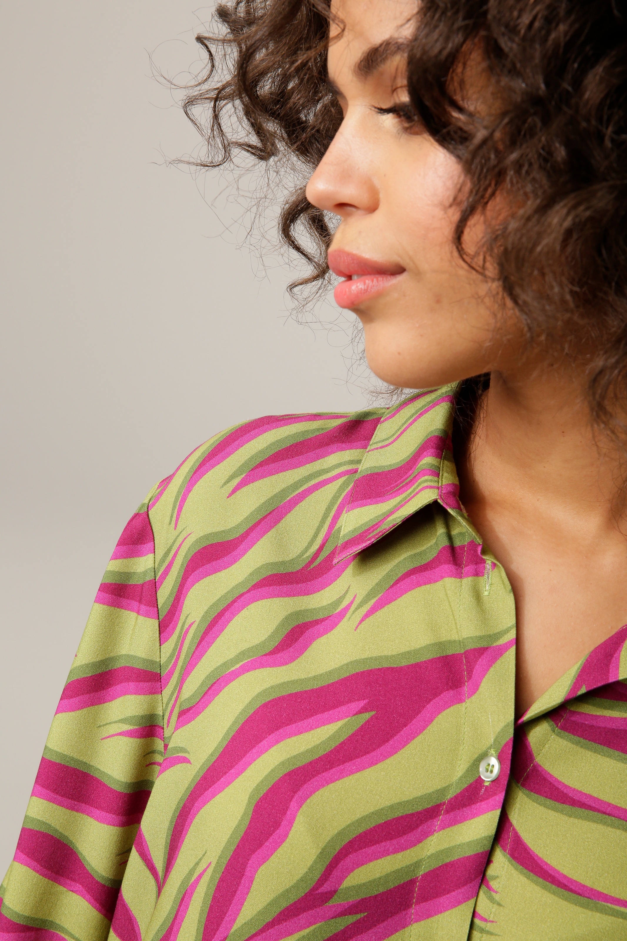 ein Teil mit - UNIVERSAL Hemdbluse, farbenfrohen Unikat bei Druck - online Aniston NEUE CASUAL KOLLEKTION jedes