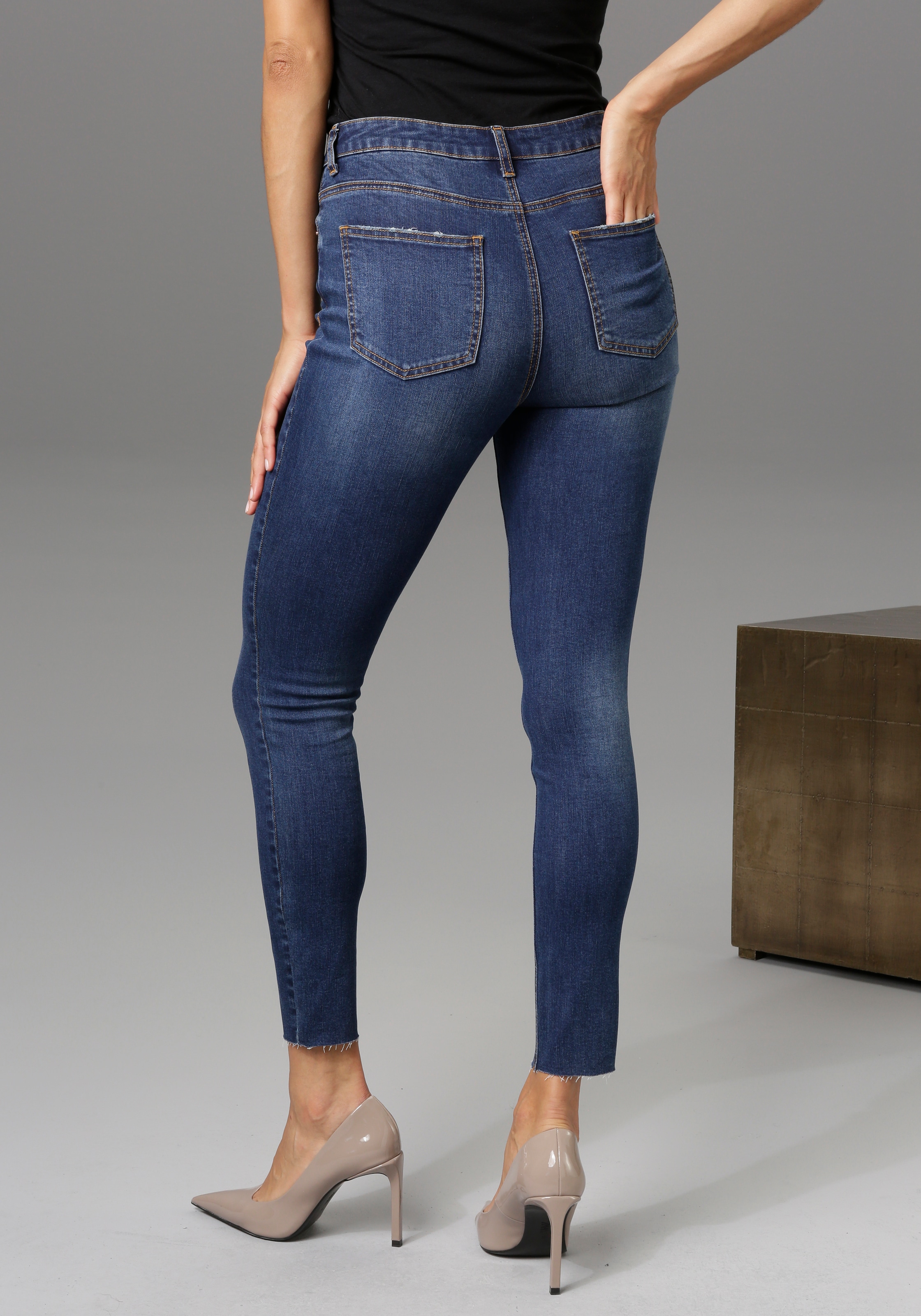 waist ♕ regular CASUAL Skinny-fit-Jeans, Aniston Beinabschluss - bei mit ausgefransten