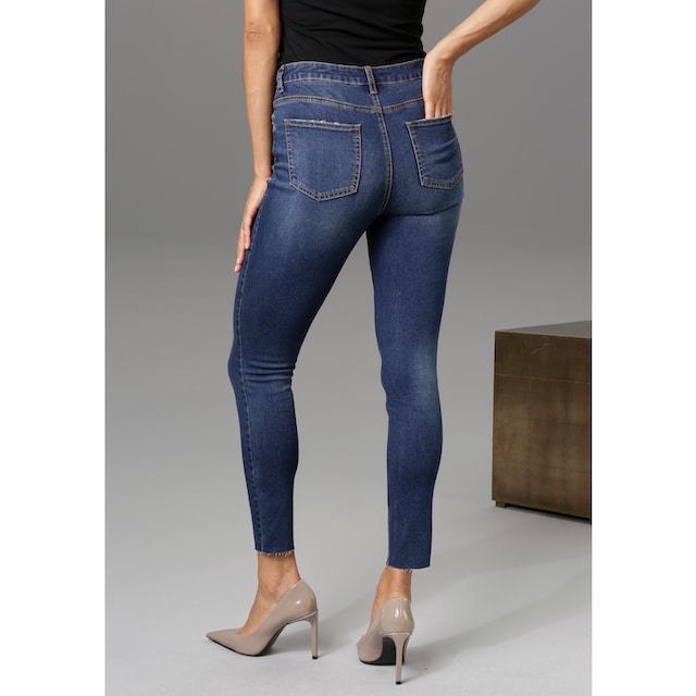 Aniston CASUAL Skinny-fit-Jeans, regular waist - mit ausgefransten  Beinabschluss bei ♕
